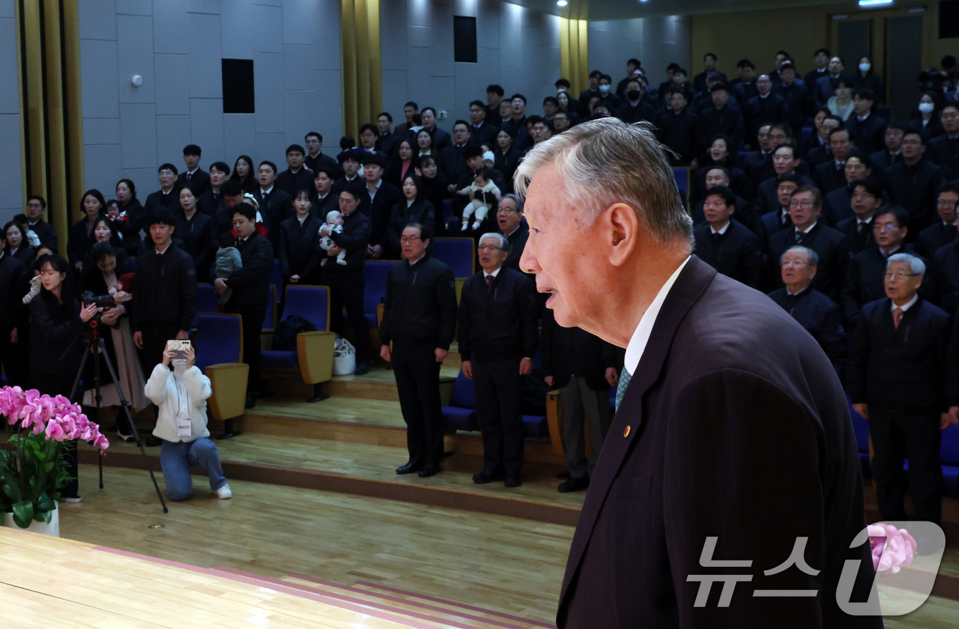 (서울=뉴스1) 김명섭 기자 = 이중근 부영그룹 회장이 5일 오전 서울 중구 부영태평빌딩에서 열린 2025년 부영그룹 시무식에서 애국가를 제창하고 있다.이날 이 회장은 저출생 문제 …