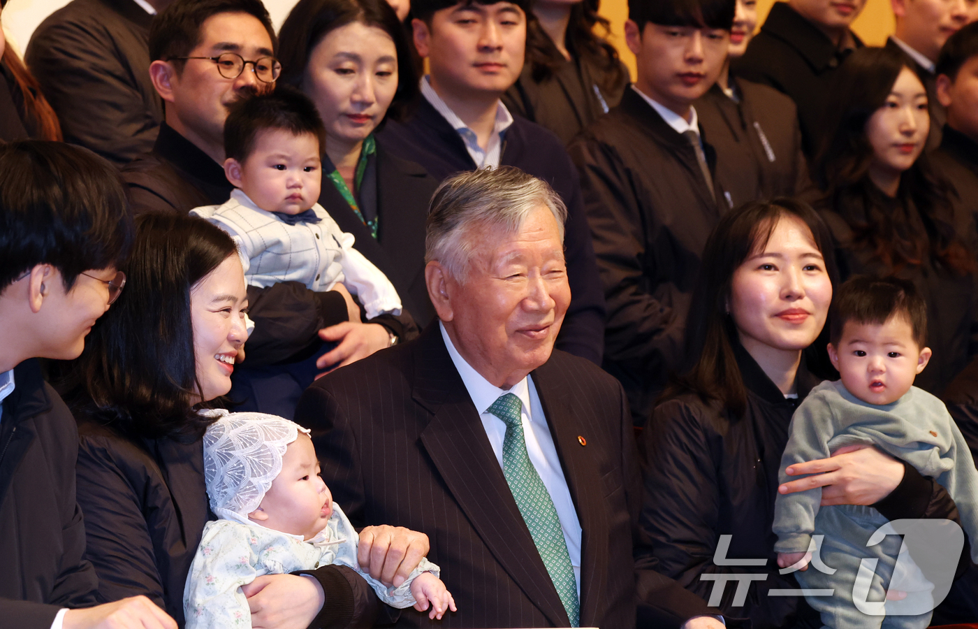 (서울=뉴스1) 김명섭 기자 = 이중근 부영그룹 회장이 5일 오전 서울 중구 부영태평빌딩에서 열린 2025년 부영그룹 시무식에서 출산 직원에게 출산장녀금을 전달후 기념촬영을 하고 …