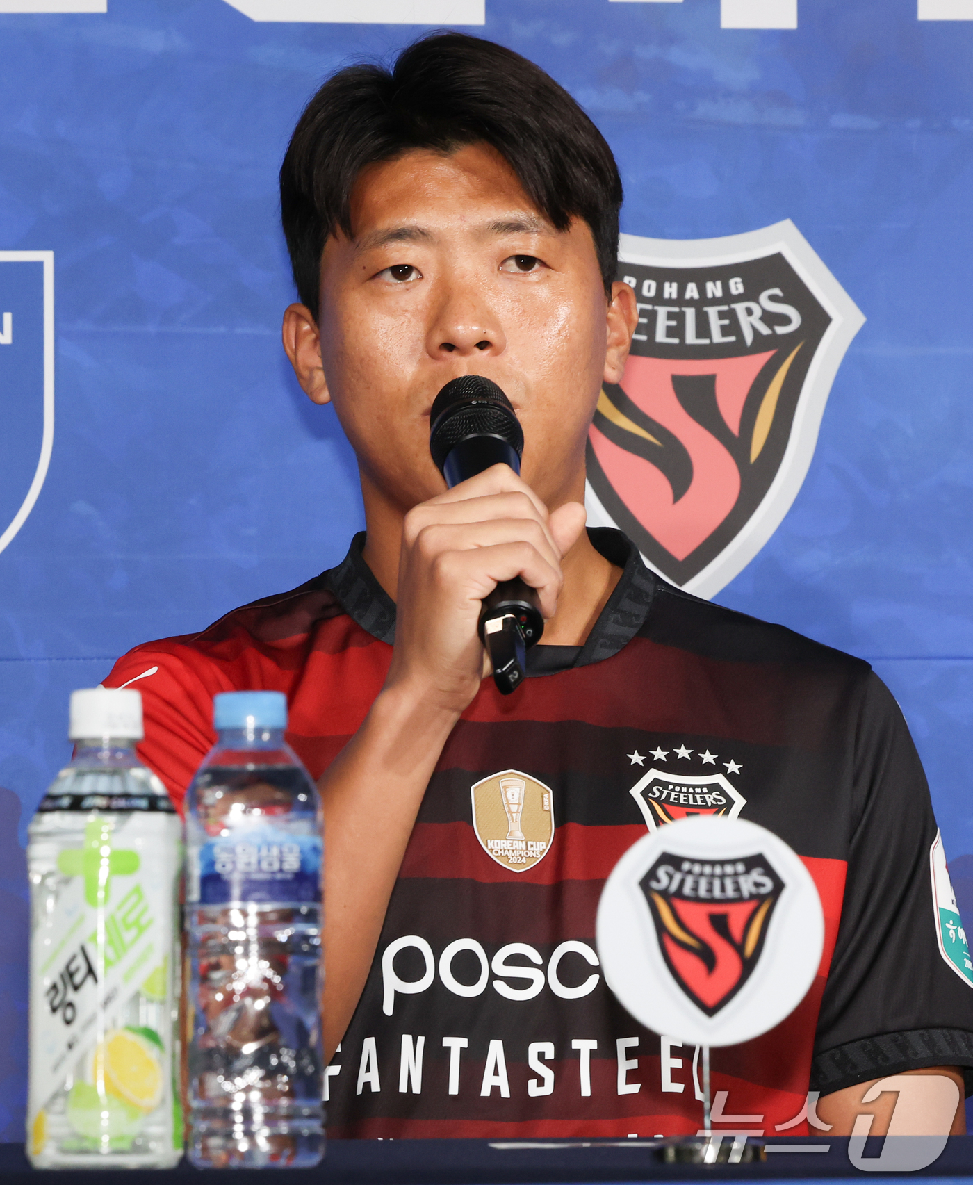 (서울=뉴스1) 허경 기자 = 포항 스틸러스 전민광이 5일 서울 종로구 축구회관에서 열린 2024-25 ACL 참가 K리그 4개팀 미디어데이에서 인사말을 하고 있다. 2025.2. …