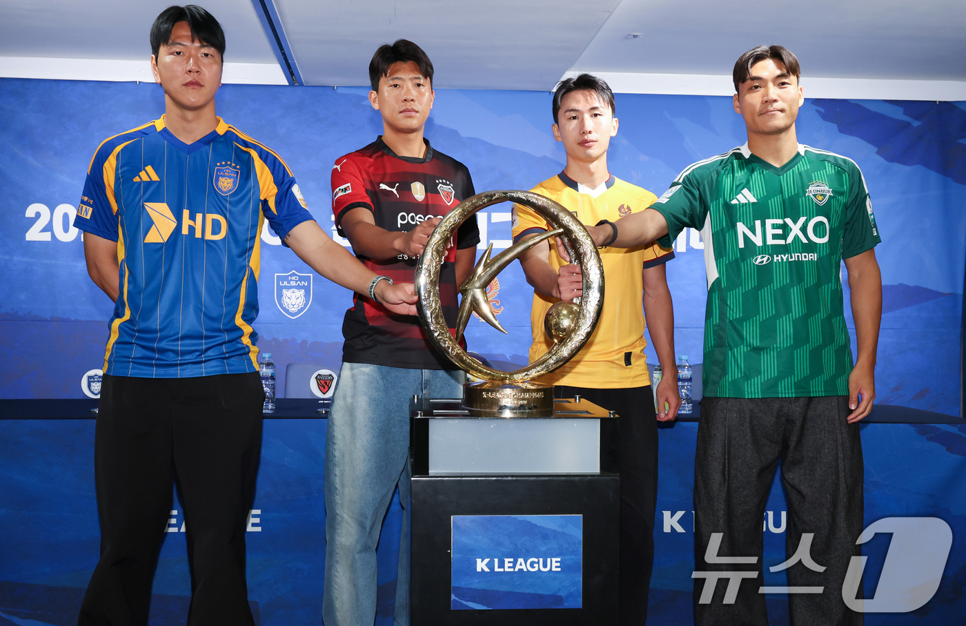 (서울=뉴스1) 허경 기자 = 5일 서울 종로구 축구회관에서 열린 2024-25 ACL 참가 K리그 4개팀 미디어데이에서 선수들이 기념촬영을 하고 있다. 울산 HD 김영권, 포항 …