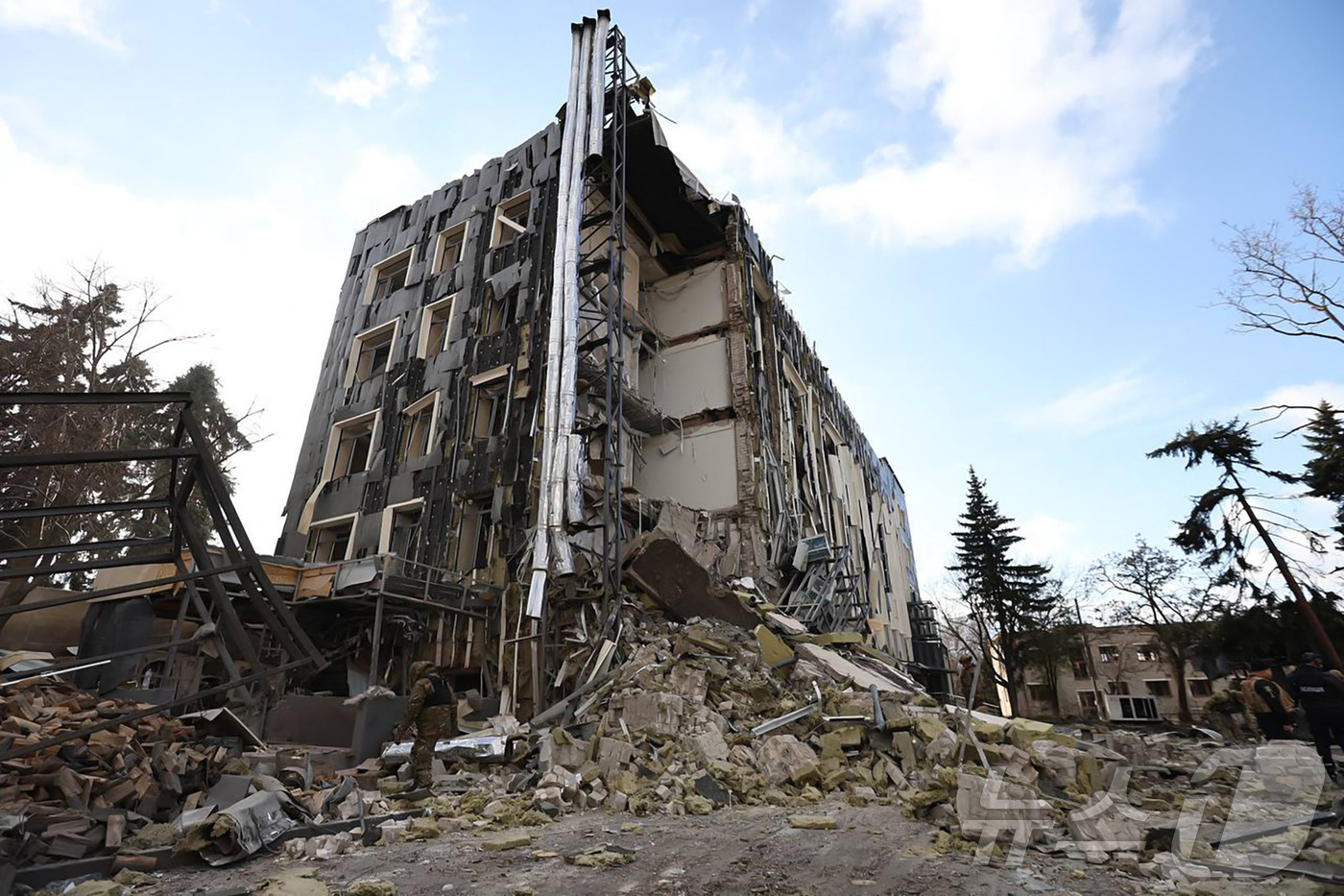 (이지움 AFP=뉴스1) 우동명 기자 = 4일(현지시간) 우크라이나 하르키우 이지움에서 러시아 군의 미사일 포격을 받아 박살 난 건물이 보인다. 2025.02.05ⓒ AFP=뉴스1 …