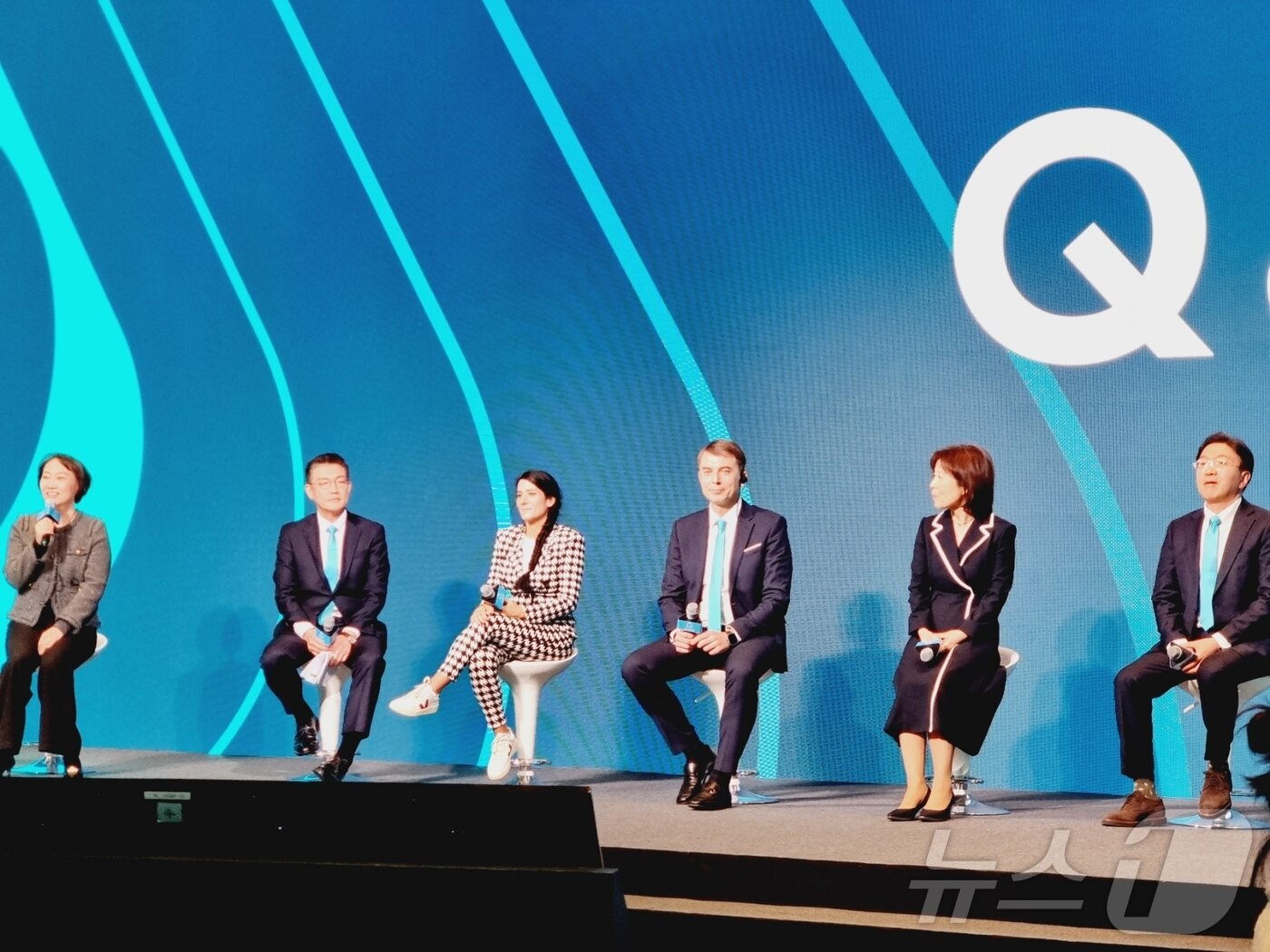 본문 이미지 - 5일 오전 서울 중구 을지로 롯데호텔 서울 크리스탈볼룸에서 한국필립모리스의 궐련형 전자담배 기기 '아이코스 일루마 i(IQOS ILUMA i)' 시리즈 출시 관련 기자간담회가 진행됐다. 왼쪽부터 김기화 커뮤니케이션 상무, 이홍석 비연소 제품 부문 디렉터, 모안 테모,마케팅 & 디지털 디렉터, 바실리스 가젤리스 필립모리스 인터내셔널 동아시아, 호주 및 글로벌 면세 사업부 총괄 사장, 윤희경 대표, 김주한 대외정책 전무.ⓒ News1 이형진 기자