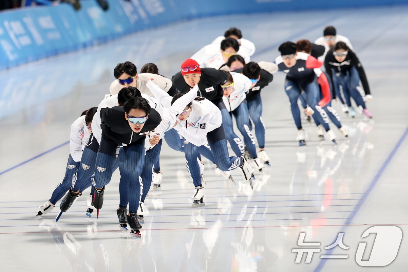 본문 이미지 - 하얼빈 동계아시안게임에 출전하는 대한민국 스피드 스케이팅 대표팀이 5일 중국 헤이룽장성 하얼빈 스피드 스케이트 오벌에서 훈련하고 있다. 2025.2.5/뉴스1 ⓒ News1 이승배 기자