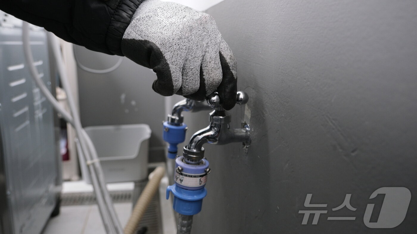 본문 이미지 - 세탁기 결빙을 예방하기 위해 사용하지 않을 때는 수도꼭지를 잠가두는 것이 좋다.(삼성전자서비스 제공)