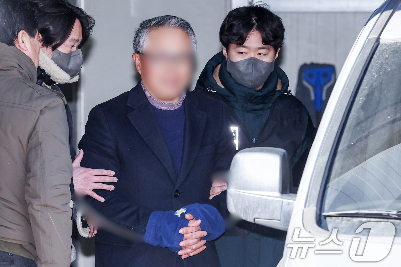 (서울=뉴스1) 민경석 기자 = 서울서부지법 난동 사태 당시 시위대 폭력을 선동한 혐의를 받는 사랑제일교회 특임전도사 윤 모 씨가 5일 오후 서울 마포구 서부지방법원에서 열리는 영 …