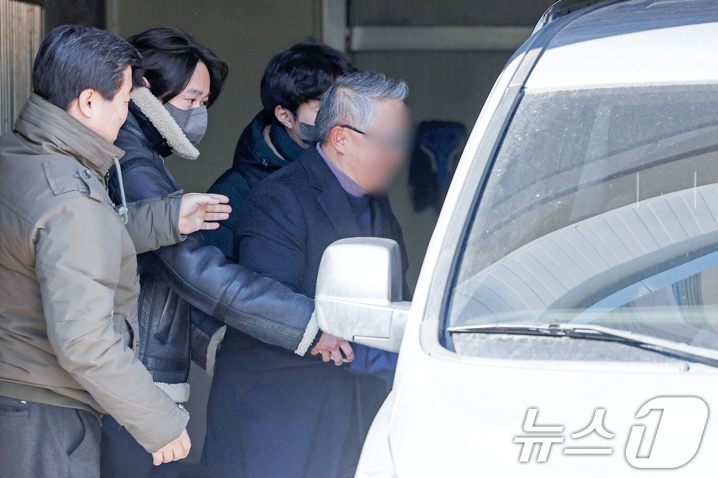 본문 이미지 - 서울서부지법 난동 사태 당시 시위대 폭력을 선동한 혐의를 받는 사랑제일교회 특임전도사 윤 모 씨가 5일 오후 서울 마포구 서부지방법원에서 열리는 영장실질심사에 출석하기 위해 마포경찰서를 출발하고 있다. 2025.2.5/뉴스1 ⓒ News1 민경석 기자