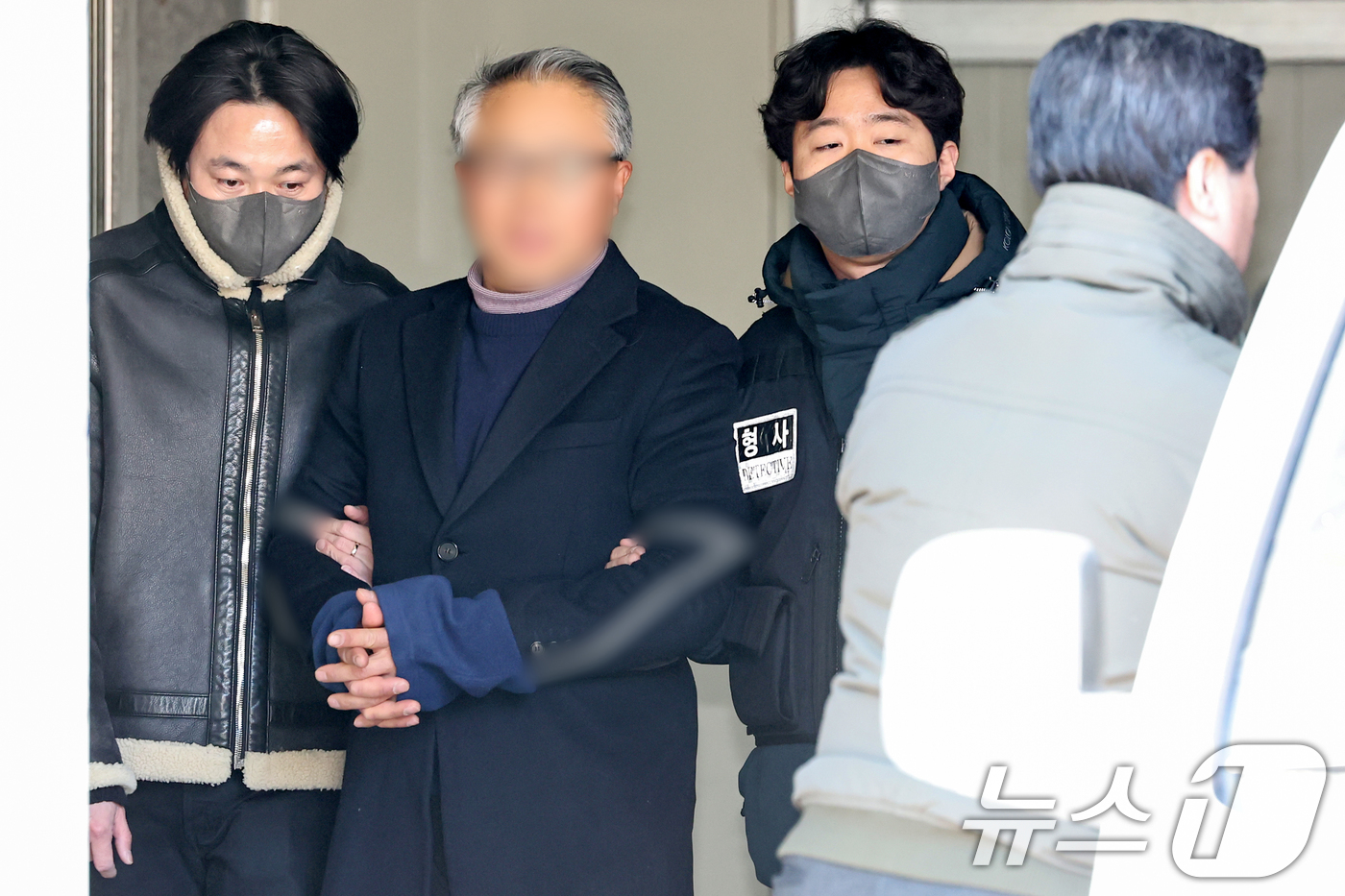 (서울=뉴스1) 민경석 기자 = 서울서부지법 난동 사태 당시 시위대 폭력을 선동한 혐의를 받는 사랑제일교회 특임전도사 윤 모 씨가 5일 오후 서울 마포구 서부지방법원에서 열리는 영 …