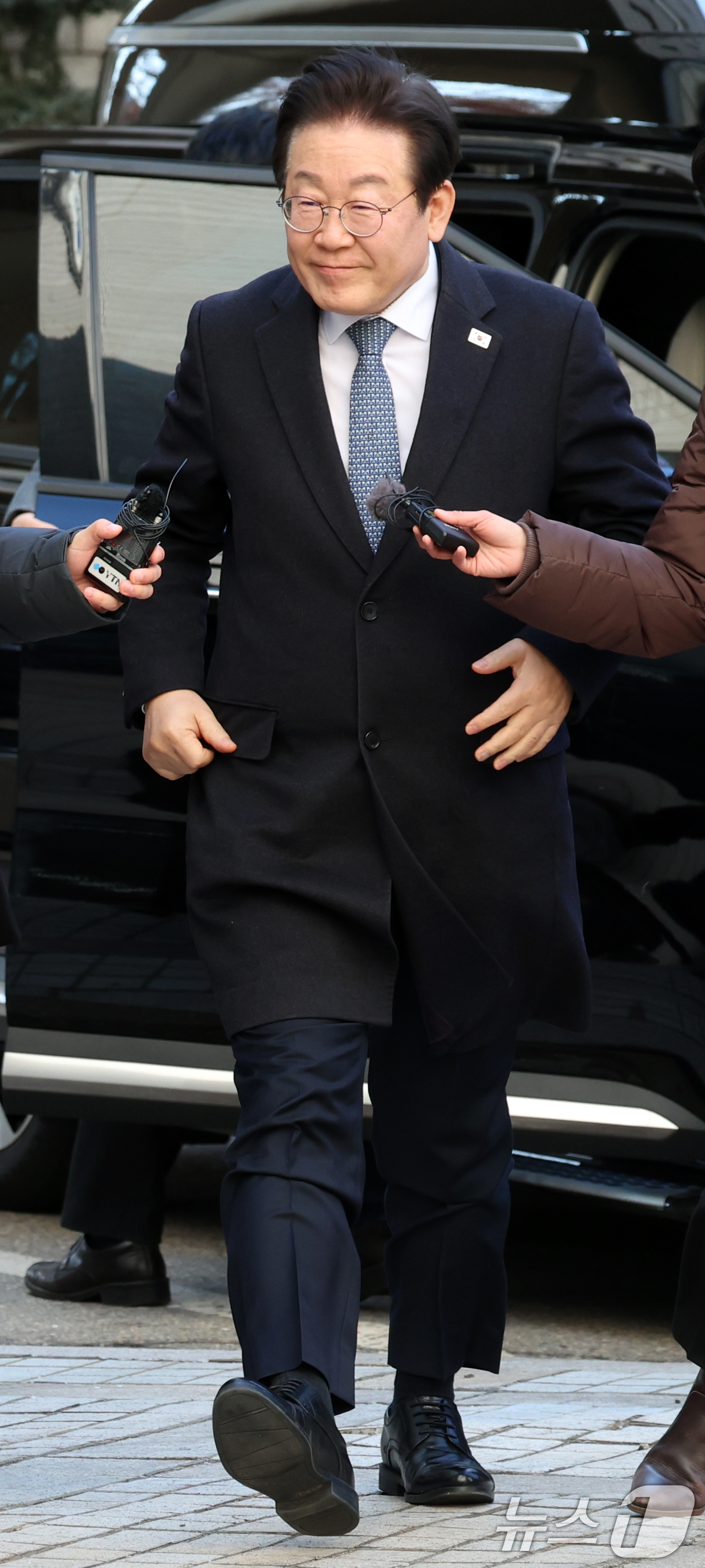 (서울=뉴스1) 김명섭 기자 = 더불어민주당 이재명 대표가 5일 서울 서초구 서울고등법원에서 열린 공직선거법 위반 사건 항소심 2심 공판에 출석하고 있다. 한편  이 대표 측은 지 …