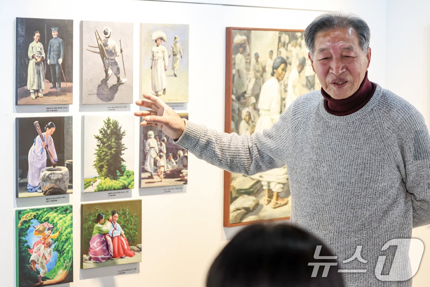 본문 이미지 - 민중화가 신학철 화백이 5일 서울 종로구 백기완마당집에서 열린 '신학철, 백기완을 부르다' 특별전 기자간담회에 참석해 자신의 작품을 소개하고 있다. 2025.2.5/뉴스1 ⓒ News1 민경석 기자