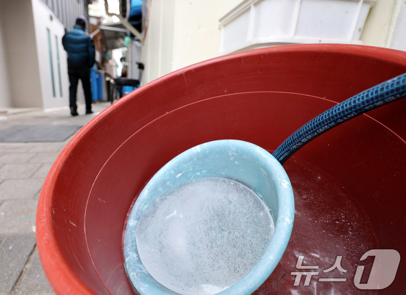 (서울=뉴스1) 박지혜 기자 = 연일 한파가 지속된 5일 서울 종로구 쪽방촌에 세탁기 옆 대야에 물이 꽁꽁 얼어붙어 있다. 2025.2.5/뉴스1