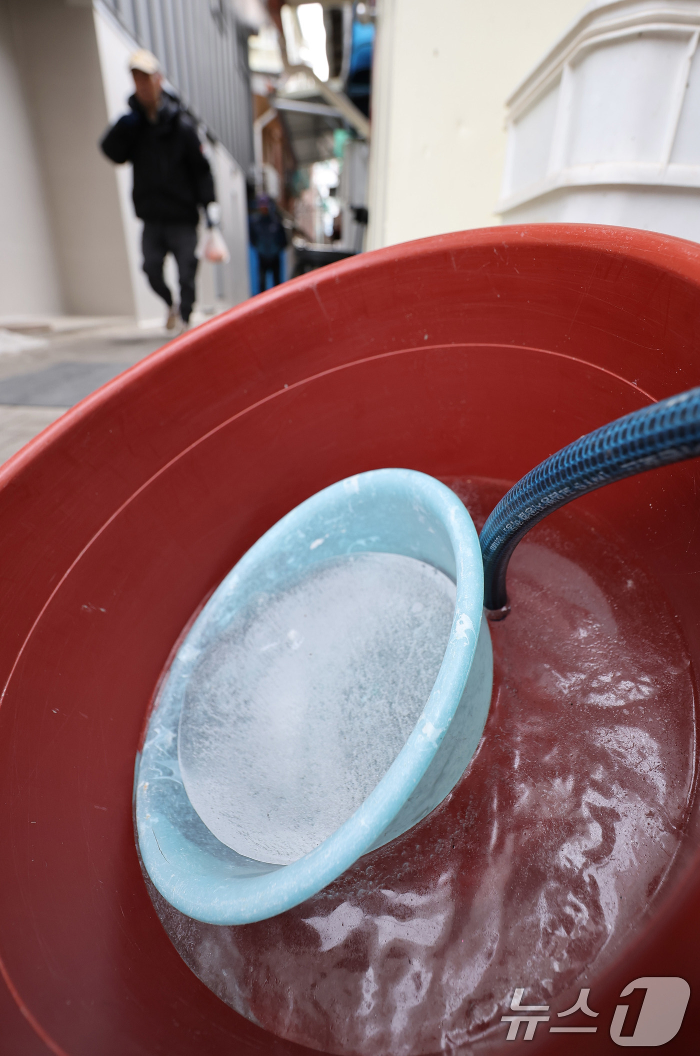 (서울=뉴스1) 박지혜 기자 = 연일 한파가 지속된 5일 서울 종로구 쪽방촌에 세탁기 옆 대야에 물이 꽁꽁 얼어붙어 있다. 2025.2.5/뉴스1