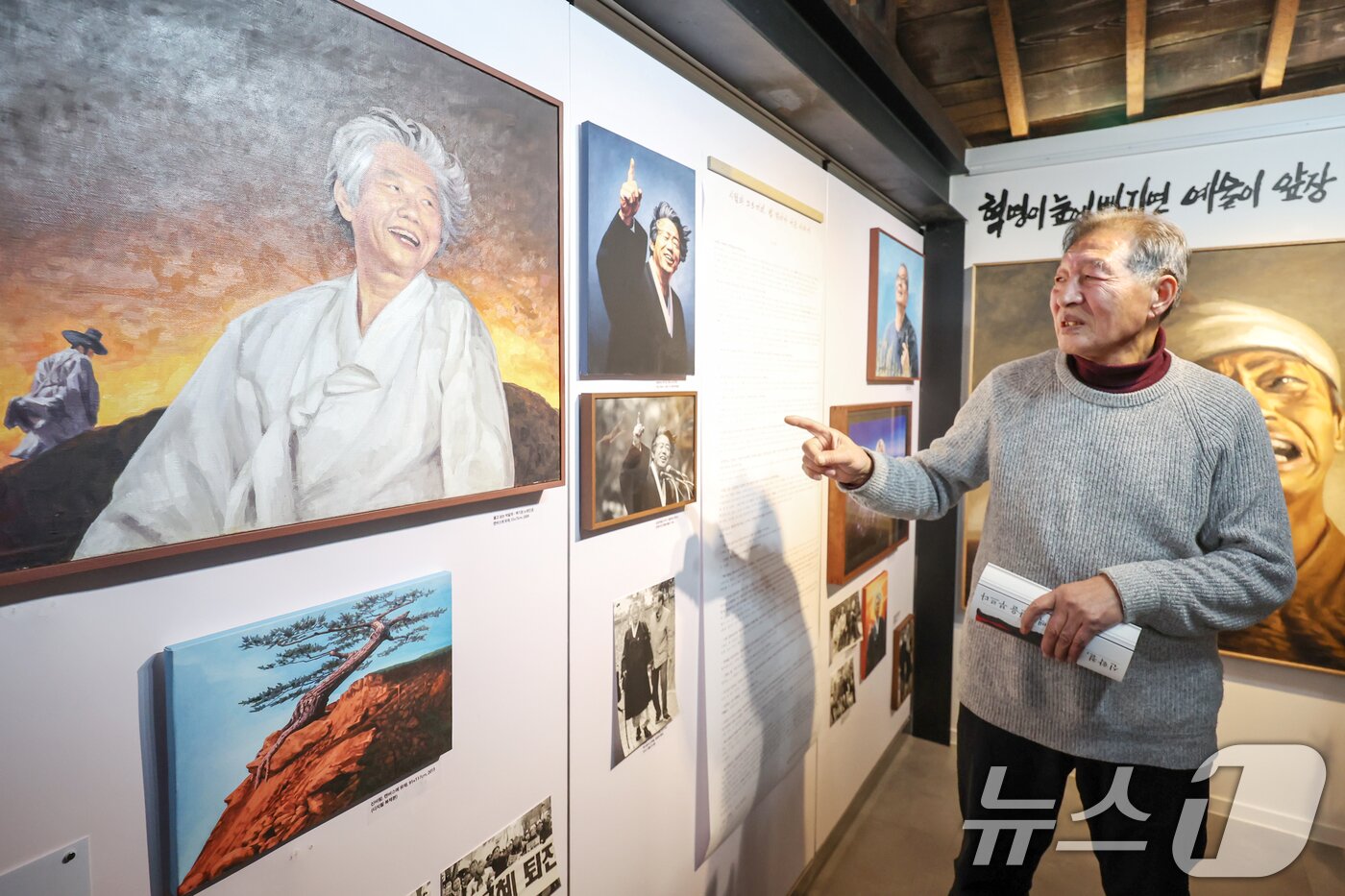 본문 이미지 - 민중화가 신학철 화백이 5일 서울 종로구 백기완마당집에서 열린 '신학철, 백기완을 부르다' 특별전 기자간담회에 참석해 자신의 작품 '울고 넘는 박달재'를 소개하고 있다. 2025.2.5/뉴스1 ⓒ News1 민경석 기자