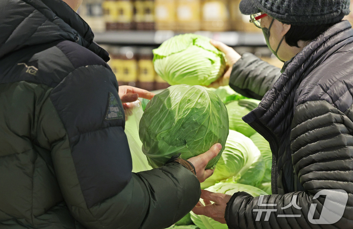 (서울=뉴스1) 장수영 기자 = 5일 오후 서울의 한 마트를 찾은 시민이 채소를 구매하고 있다.통계청이 이날 발표한 '2025년 1월 소비자물가동향에 따르면 지난달 소비자물가는 전 …