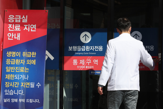 인천 응급실 '뻉뺑이' 여전…전원 40% "전문치료 불가 탓"