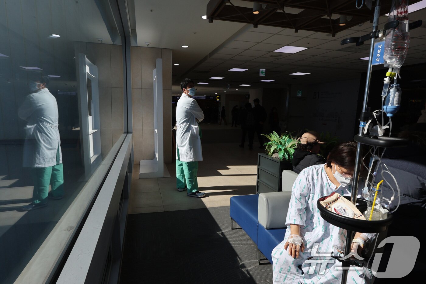 본문 이미지 - 의정갈등 만 1년을 하루 앞둔 5일 서울의 한 대학병원에서 의료진이 환자 옆을 지나가고 있다. 2025.2.5/뉴스1 ⓒ News1 신웅수 기자