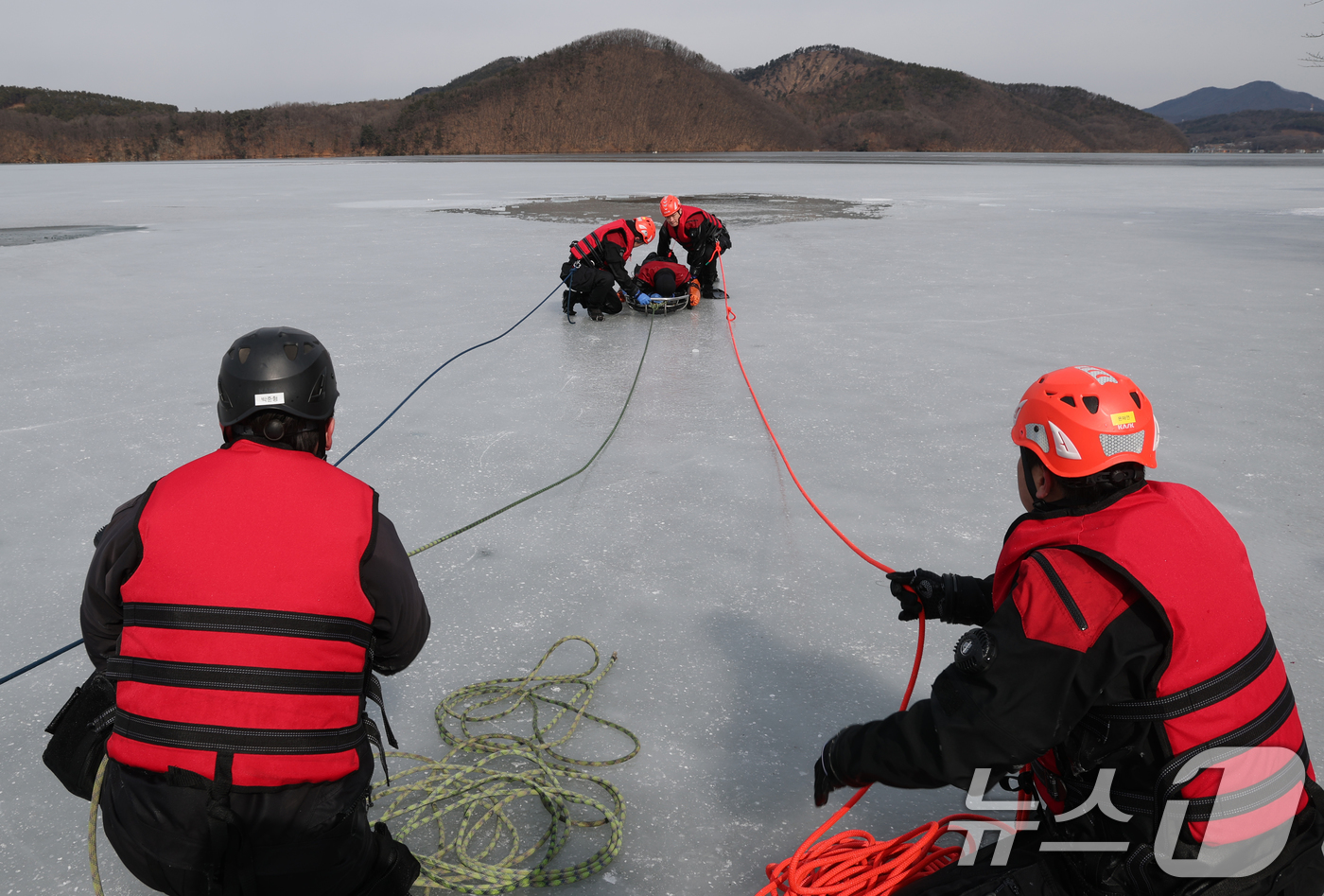 (용인=뉴스1) 김영운 기자 = 매서운 한파가 이어진 5일 오후 경기 용인시 처인구 이동저수지에서 열린 겨울철 수난사고 대응 특별 구조훈련에서 용인소방서 구조대원과 현장대원들이 동 …