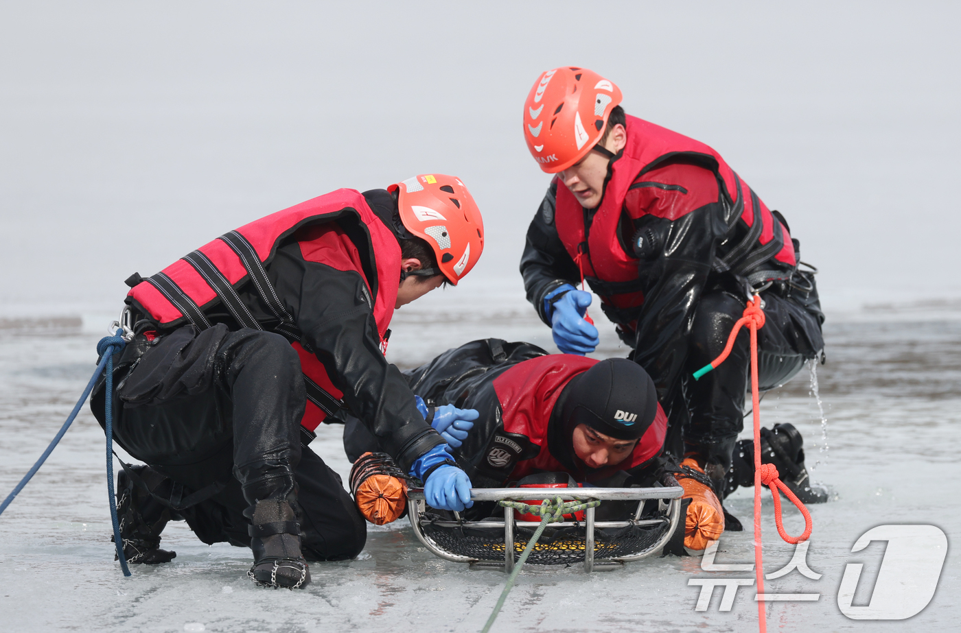 (용인=뉴스1) 김영운 기자 = 매서운 한파가 이어진 5일 오후 경기 용인시 처인구 이동저수지에서 열린 겨울철 수난사고 대응 특별 구조훈련에서 용인소방서 구조대원과 현장대원들이 동 …
