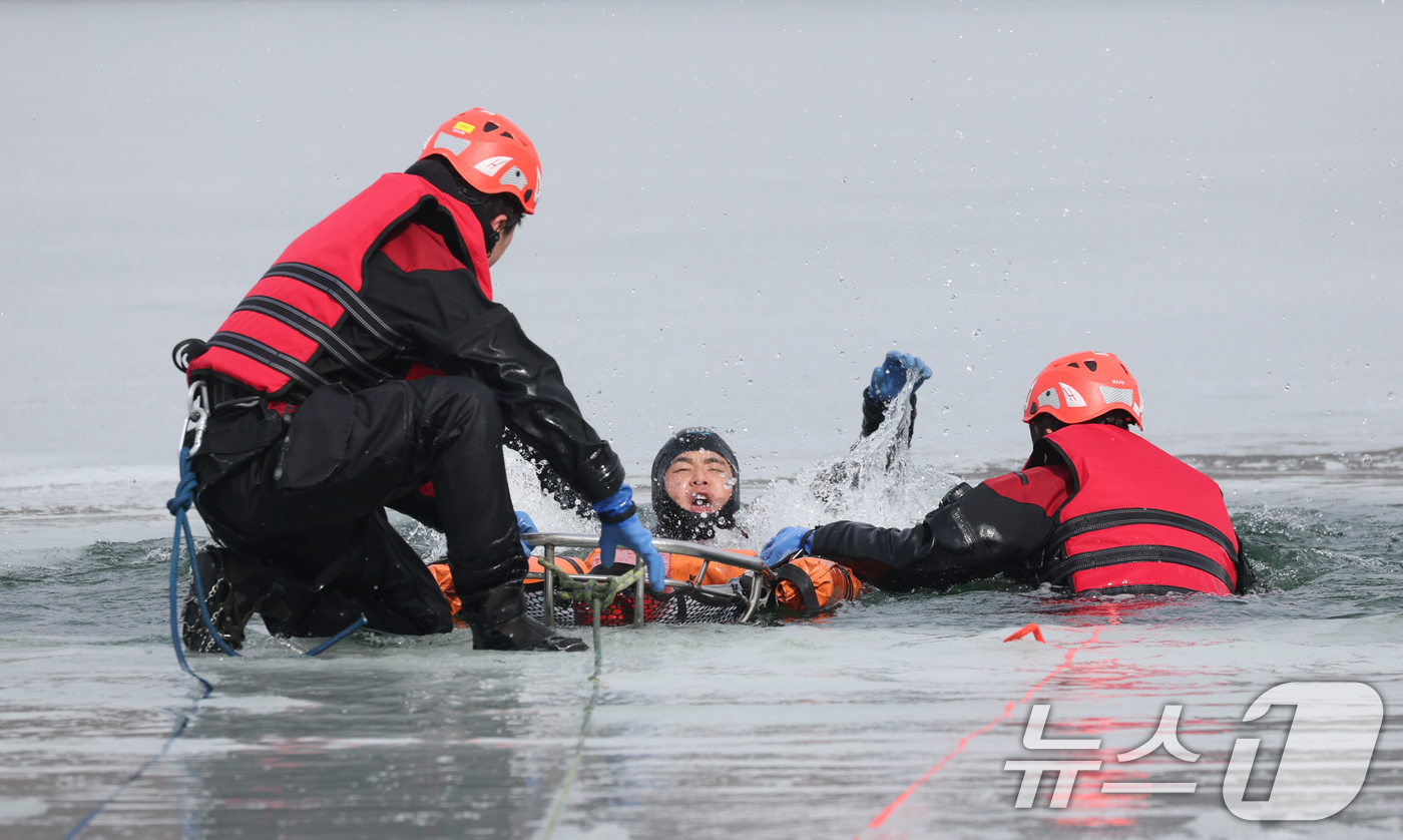 (용인=뉴스1) 김영운 기자 = 매서운 한파가 이어진 5일 오후 경기 용인시 처인구 이동저수지에서 열린 겨울철 수난사고 대응 특별 구조훈련에서 용인소방서 구조대원과 현장대원들이 동 …