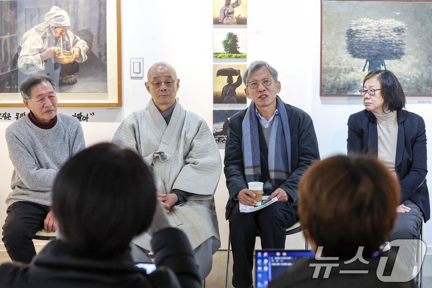 본문 이미지 - 유홍준 명지대학교 석좌교수(왼쪽 세 번쨰)가 5일 서울 종로구 백기완마당집에서 열린 '신학철, 백기완을 부르다' 특별전 기자간담회에 참석해 소감을 밝히고 있다. 왼쪽부터 민중화가 신학철 화백, 명진 스님, 유홍준 교수, 백기완 선생의 장녀 백원담 성공회대 교수. 2025.2.5/뉴스1 ⓒ News1 민경석 기자