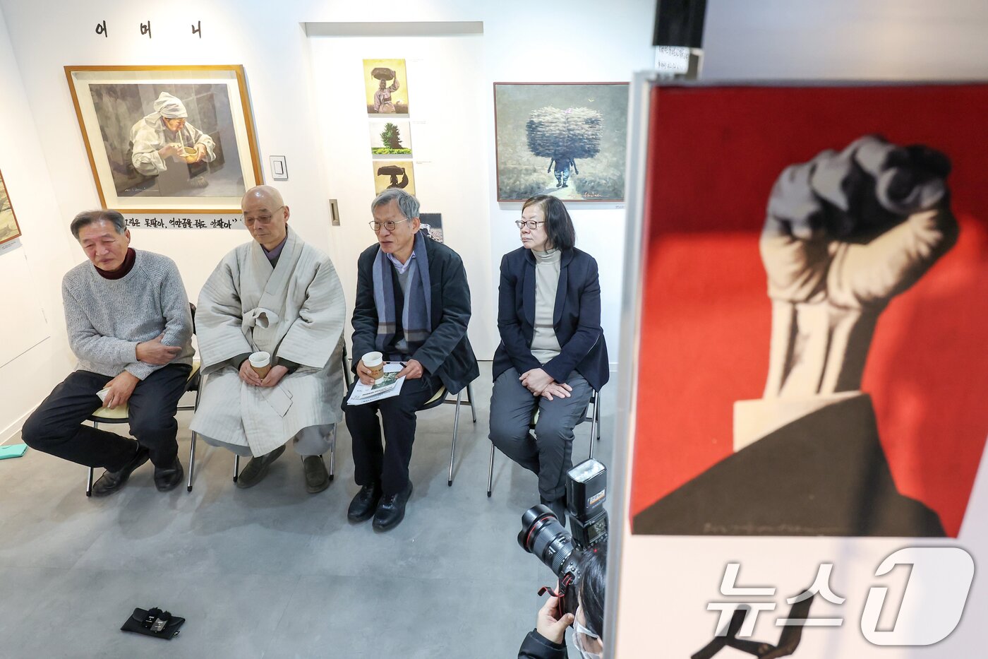 본문 이미지 - 유홍준 명지대학교 석좌교수(왼쪽 세 번쨰)가 5일 서울 종로구 백기완마당집에서 열린 '신학철, 백기완을 부르다' 특별전 기자간담회에 참석해 소감을 밝히고 있다. 왼쪽부터 민중화가 신학철 화백, 명진 스님, 유홍준 교수, 백기완 선생의 장녀 백원담 성공회대 교수. 2025.2.5/뉴스1 ⓒ News1 민경석 기자