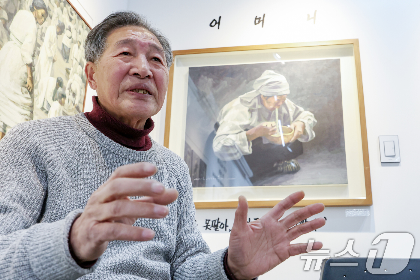 (서울=뉴스1) 민경석 기자 = 민중화가 신학철 화백이 5일 서울 종로구 백기완마당집에서 열린 '신학철, 백기완을 부르다' 특별전 기자간담회에 참석해 자신의 작품 '국수 먹는 어머 …