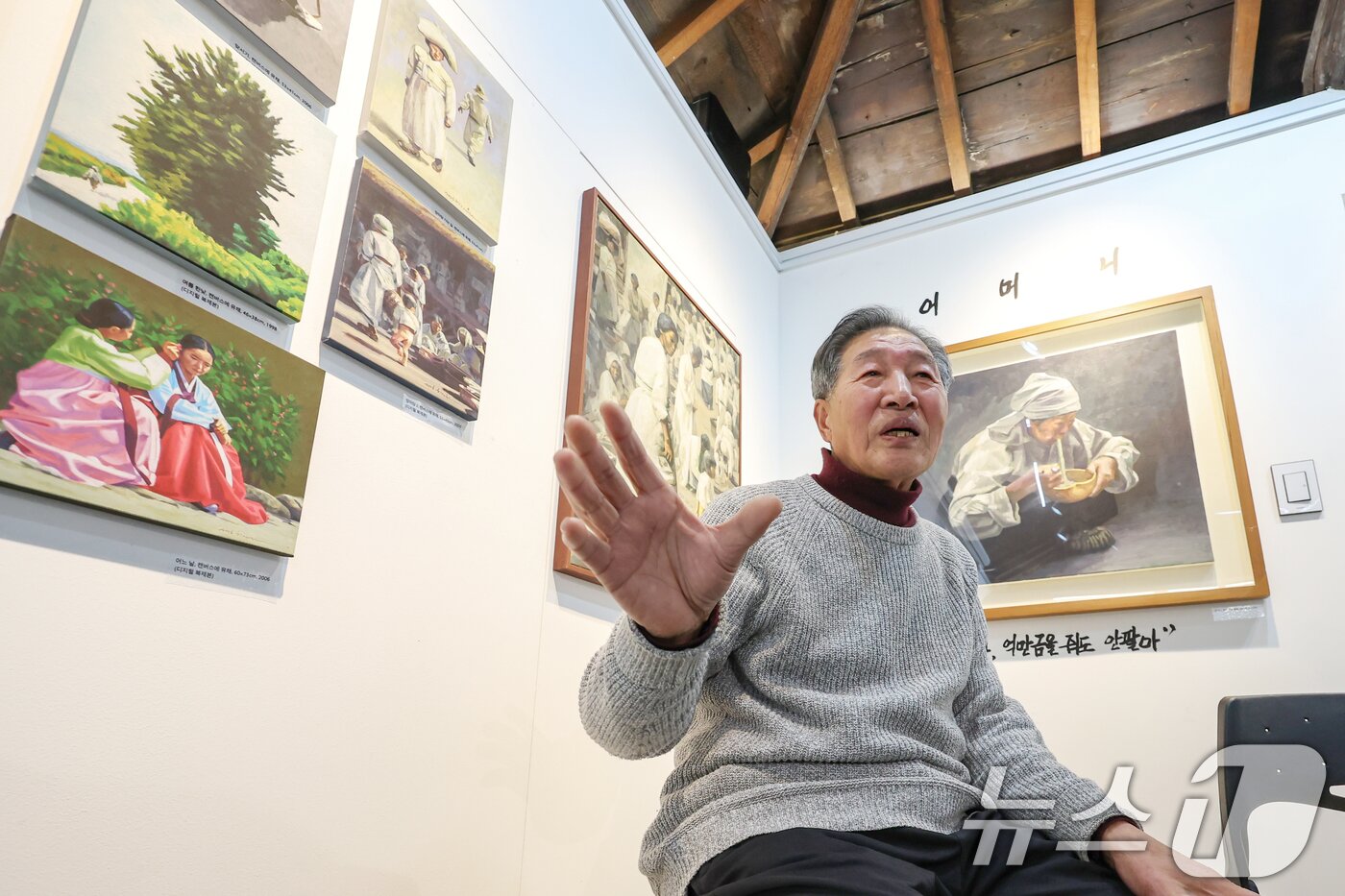 본문 이미지 - 민중화가 신학철 화백이 5일 서울 종로구 백기완마당집에서 열린 '신학철, 백기완을 부르다' 특별전 기자간담회에 참석해 자신의 작품 '국수 먹는 어머니'를 소개하고 있다.2025.2.5/뉴스1 ⓒ News1 민경석 기자