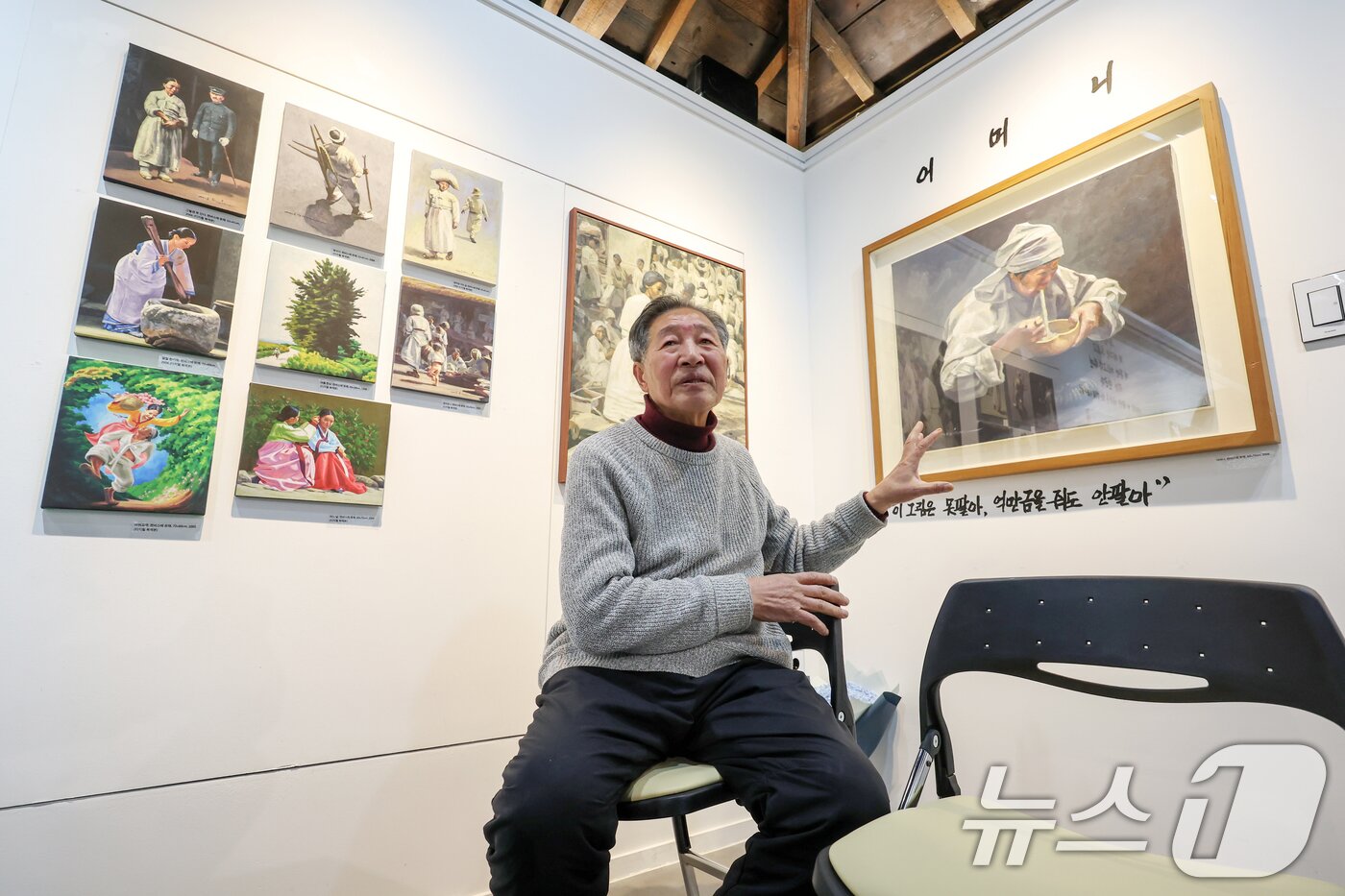 본문 이미지 - 민중화가 신학철 화백이 5일 서울 종로구 백기완마당집에서 열린 '신학철, 백기완을 부르다' 특별전 기자간담회에 참석해 자신의 작품 '국수 먹는 어머니'를 소개하고 있다. 2025.2.5/뉴스1 ⓒ News1 민경석 기자