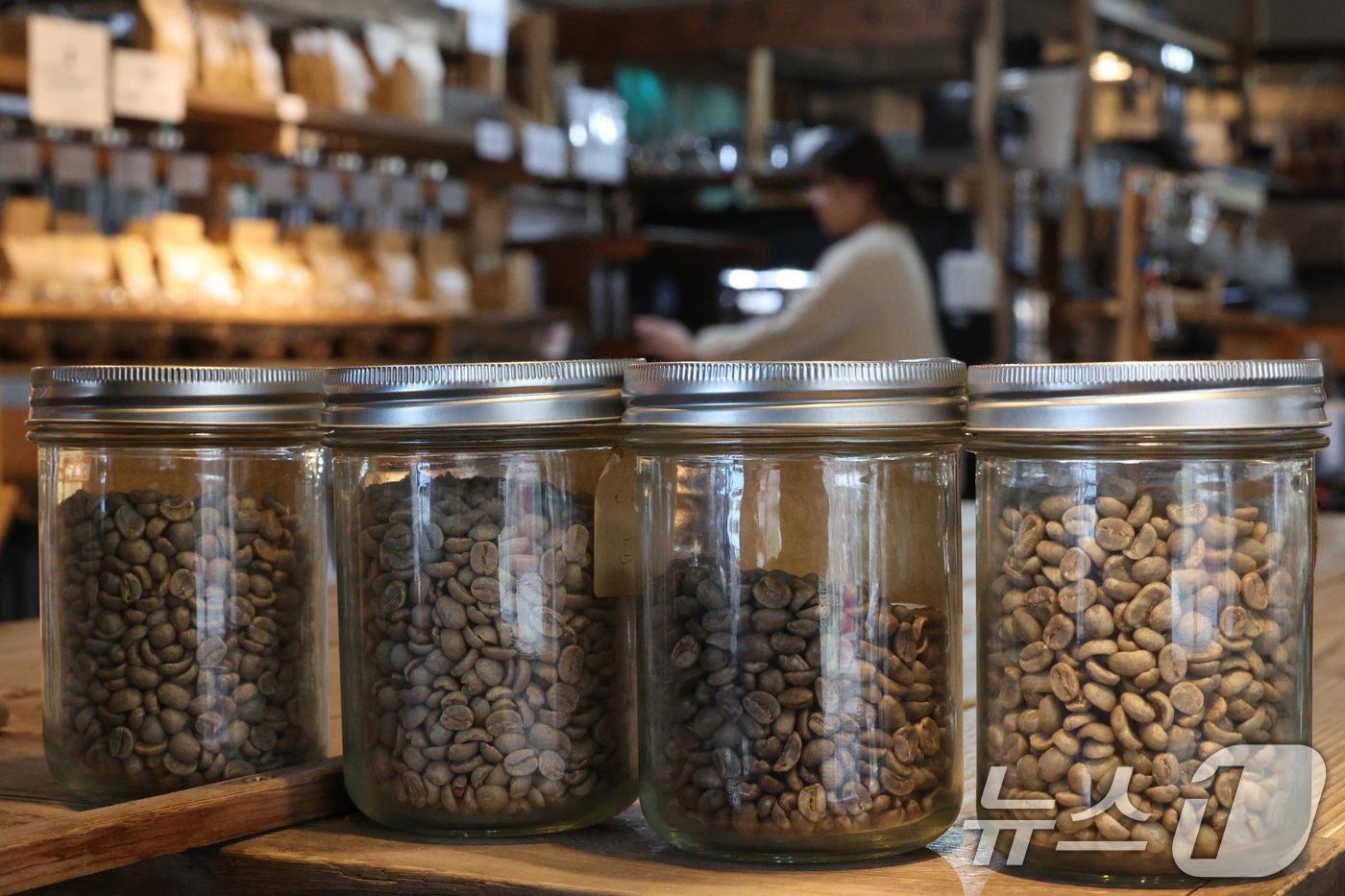 (서울=뉴스1) 신웅수 기자 = 커피 원두 가격이 고공 행진 중인 5일 서울의 한 커피 전문점에서 고객들이 커피 원두를 살펴보고 있다.한국농수산식품유통공사(aT) 식품산업통계정보에 …