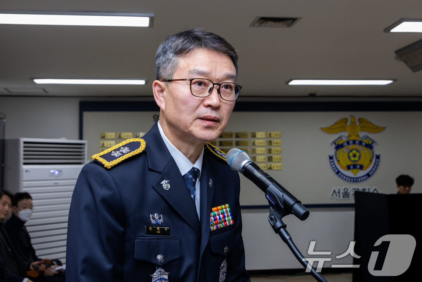 (서울=뉴스1) 국회사진취재단 = 김현우 서울구치소장이 5일 경기 의왕시 서울구치소에서 열린 ‘윤석열 정부의 비상계엄 선포를 통한 내란혐의 진상규명 국정조사특별위원회(내란 국조특위 …