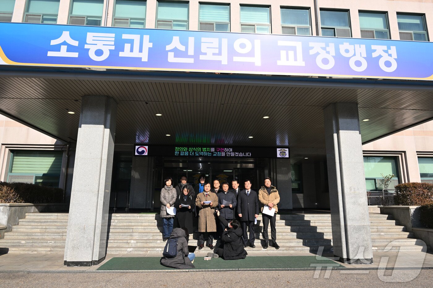 본문 이미지 - 5일 경기 의왕시 서울구치소에서 진행된 ‘윤석열 정부의 비상계엄 선포를 통한 내란혐의 진상규명 국정조사특별위원회&#40;내란 국조특위&#41;’ 2차 현장조사 청문회가 윤석열 대통령 등 증인들이 불출석하면서 파행되자 안규택 위원장을 비롯한 위원들이 브리핑을 하고 있다. 2025.2.5/뉴스1 ⓒ News1 국회사진취재단