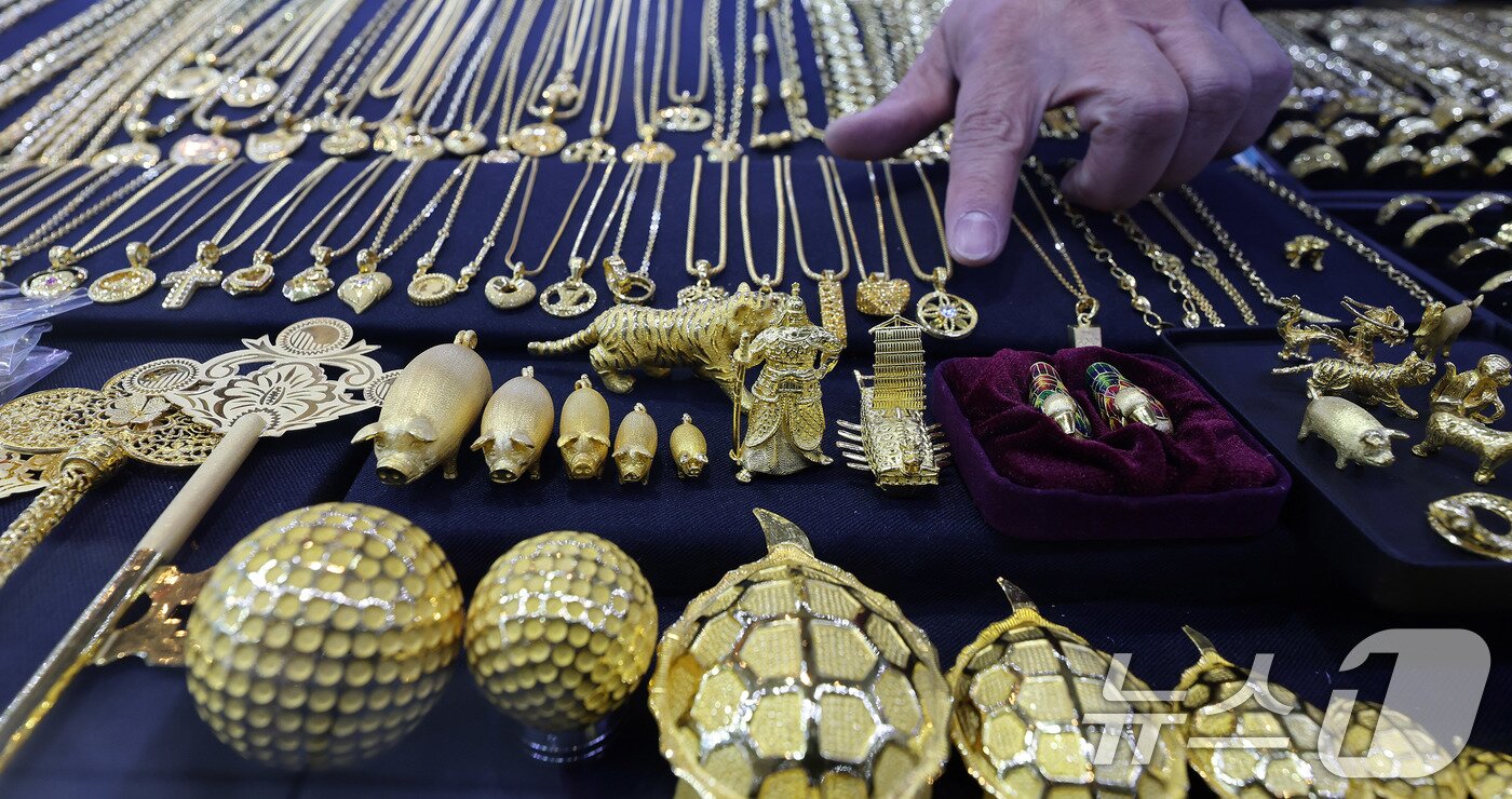 본문 이미지 - 5일 서울 한국금거래소 골드쉘 영등포역점에서 관계자가 금 제품을 정리하고 있다. 2025.2.5/뉴스1 ⓒ News1 박지혜 기자