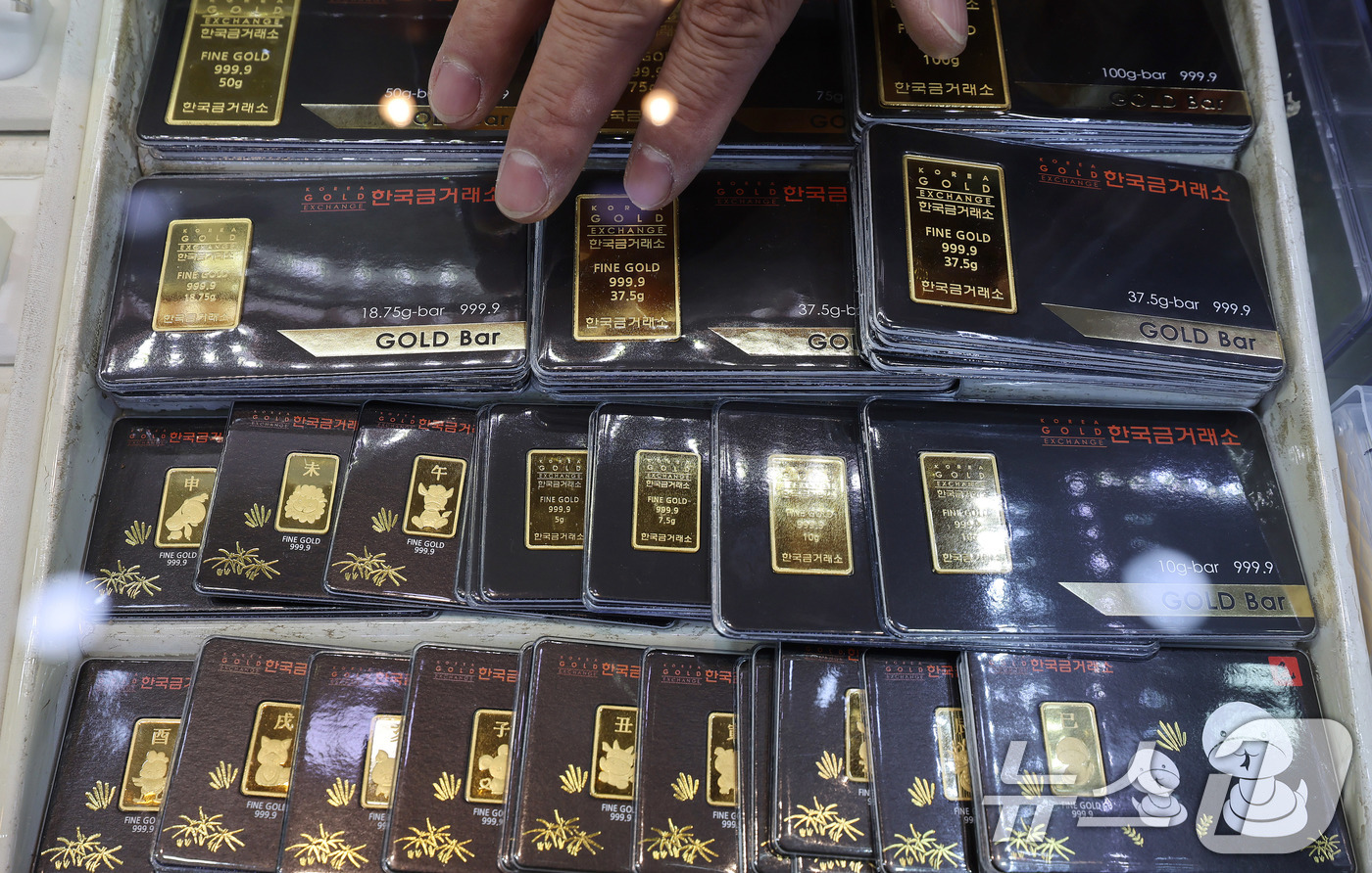 (서울=뉴스1) 박지혜 기자 = 5일 서울 한국금거래소 골드쉘 영등포역점에서 관계자가 금 제품을 정리하고 있다.이날 한국거래소에 따르면, 전날 KRX금시장에서 1㎏짜리 금 현물 1 …