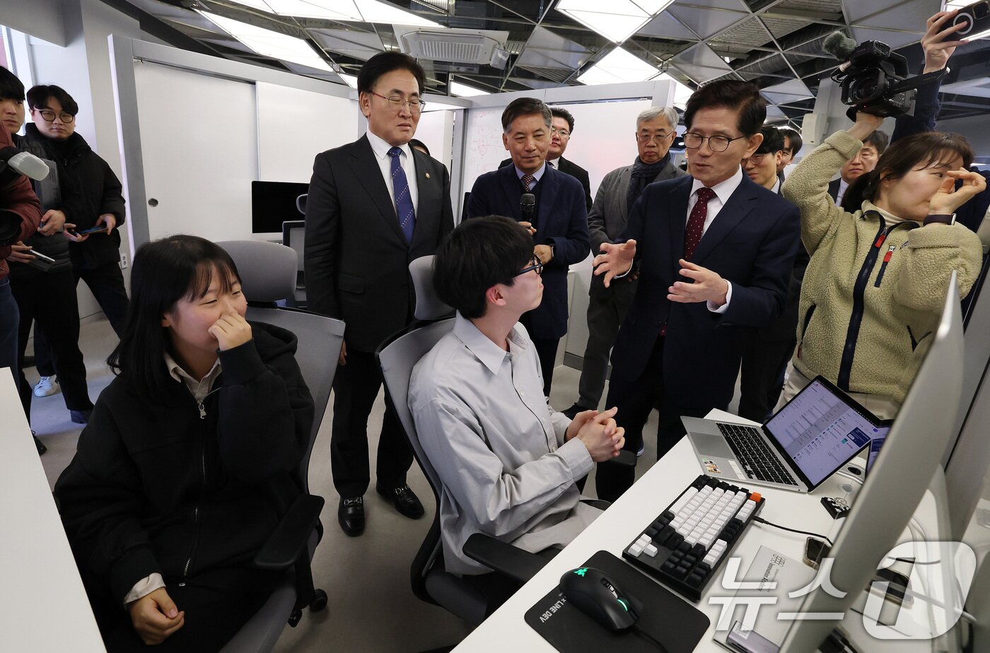 본문 이미지 - 김문수 국민의힘 대선 후보가 지난 2월 5일 서울 강남구 이노베이션 아카데미에서 청년에게 새로운 기회를 주는 디지털&#40;AI·SW&#41; 교육 강화를 위한 고용노동부-과학기술정보통신부 업무협약 후 코딩스튜디오를 방문해 교육생과 대화를 나누고 있다. 2025.2.5/뉴스1 ⓒ News1 박세연 기자