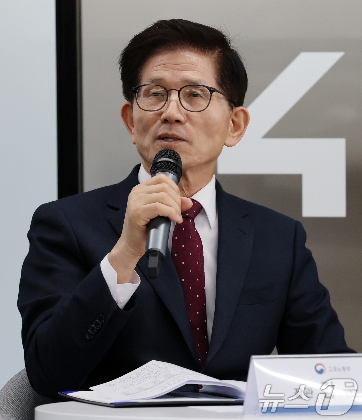 (서울=뉴스1) 박세연 기자 = 김문수 고용노동부 장관이 5일 서울 강남구 이노베이션 아카데미에서 열린 청년에게 새로운 기회를 주는 디지털(AI·SW) 교육 강화를 위한 현장간담회 …