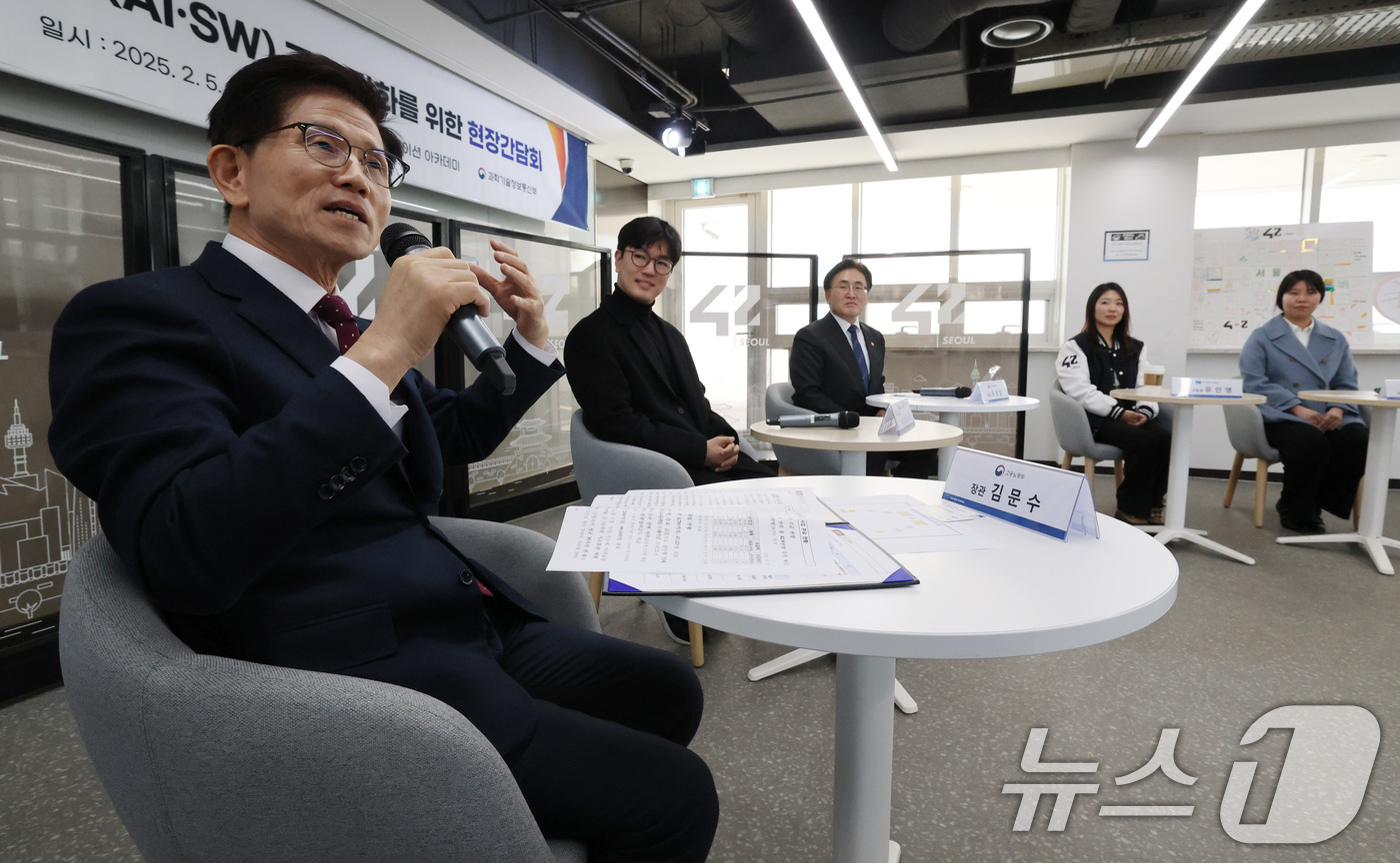 (서울=뉴스1) 박세연 기자 = 김문수 고용노동부 장관이 5일 서울 강남구 이노베이션 아카데미에서 열린 청년에게 새로운 기회를 주는 디지털(AI·SW) 교육 강화를 위한 현장간담회 …