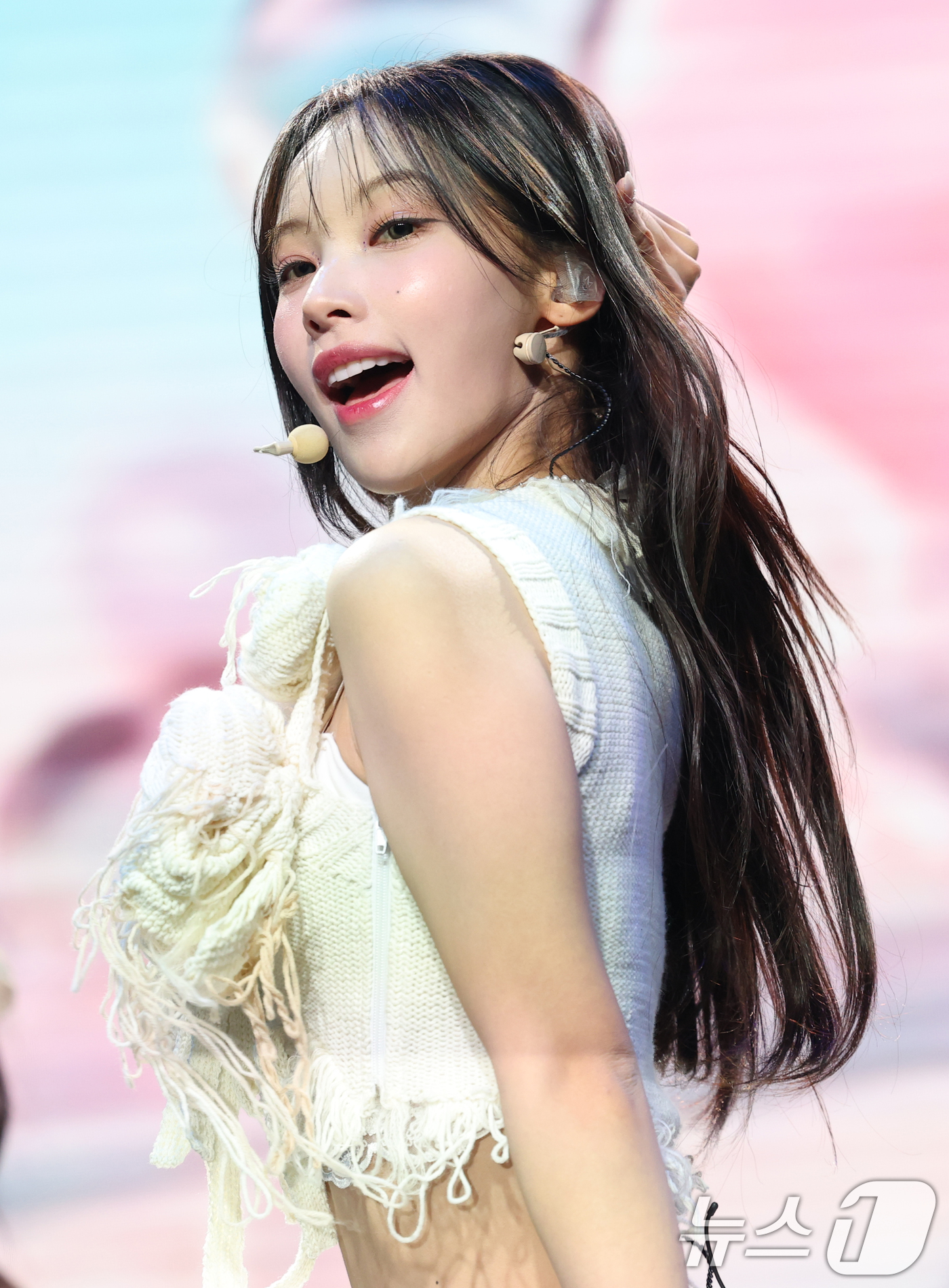 (서울=뉴스1) 권현진 기자 = 그룹 리센느 원이가 5일 오후 서울 강남구 일지아트홀에서 가진 미니 2집 'Glow Up(글로우 업)' 발매 기념 쇼케이스에서 신곡을 선보이고 있다 …