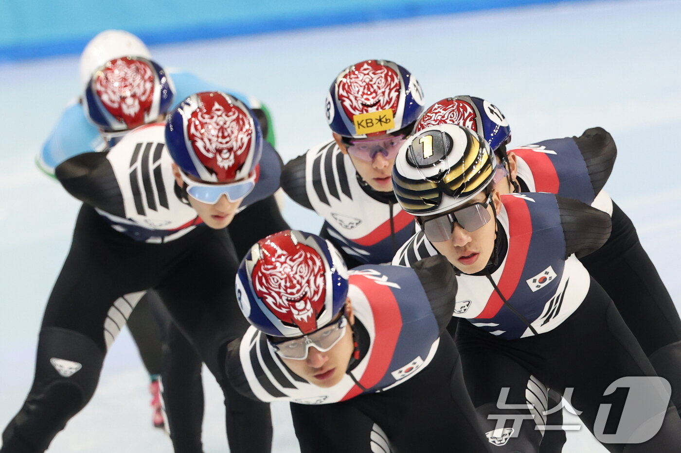본문 이미지 - 대한민국 쇼트트랙 대표팀이 5일 제9회 하얼빈 동계 아시안게임을 앞두고 중국 헤이룽장성 하얼빈 빙상훈련센터 다목적홀에서 훈련하고 있다. 2025.2.5/뉴스1 ⓒ News1 이승배 기자
