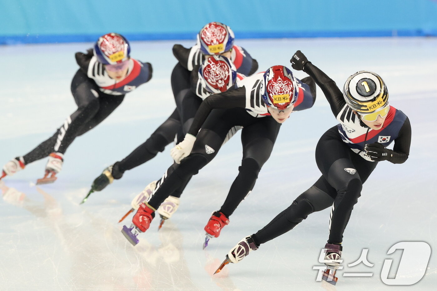 본문 이미지 - 대한민국 쇼트트랙 대표팀이 5일 제9회 하얼빈 동계 아시안게임을 앞두고 중국 헤이룽장성 하얼빈 빙상훈련센터 다목적홀에서 훈련하고 있다. 2025.2.5/뉴스1 ⓒ News1 이승배 기자