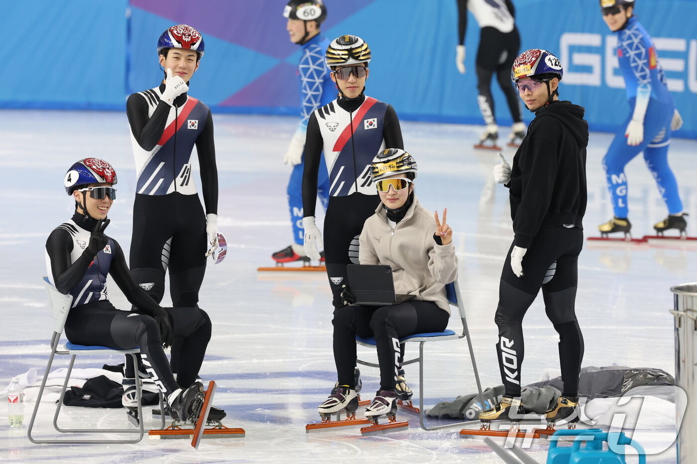 본문 이미지 - 대한민국 쇼트트랙 대표팀이 5일 제9회 하얼빈 동계 아시안게임을 앞두고 중국 헤이룽장성 하얼빈 빙상훈련센터 다목적홀에서 취재진을 향해 포즈를 취하고 있다. 2025.2.5/뉴스1 ⓒ News1 이승배 기자