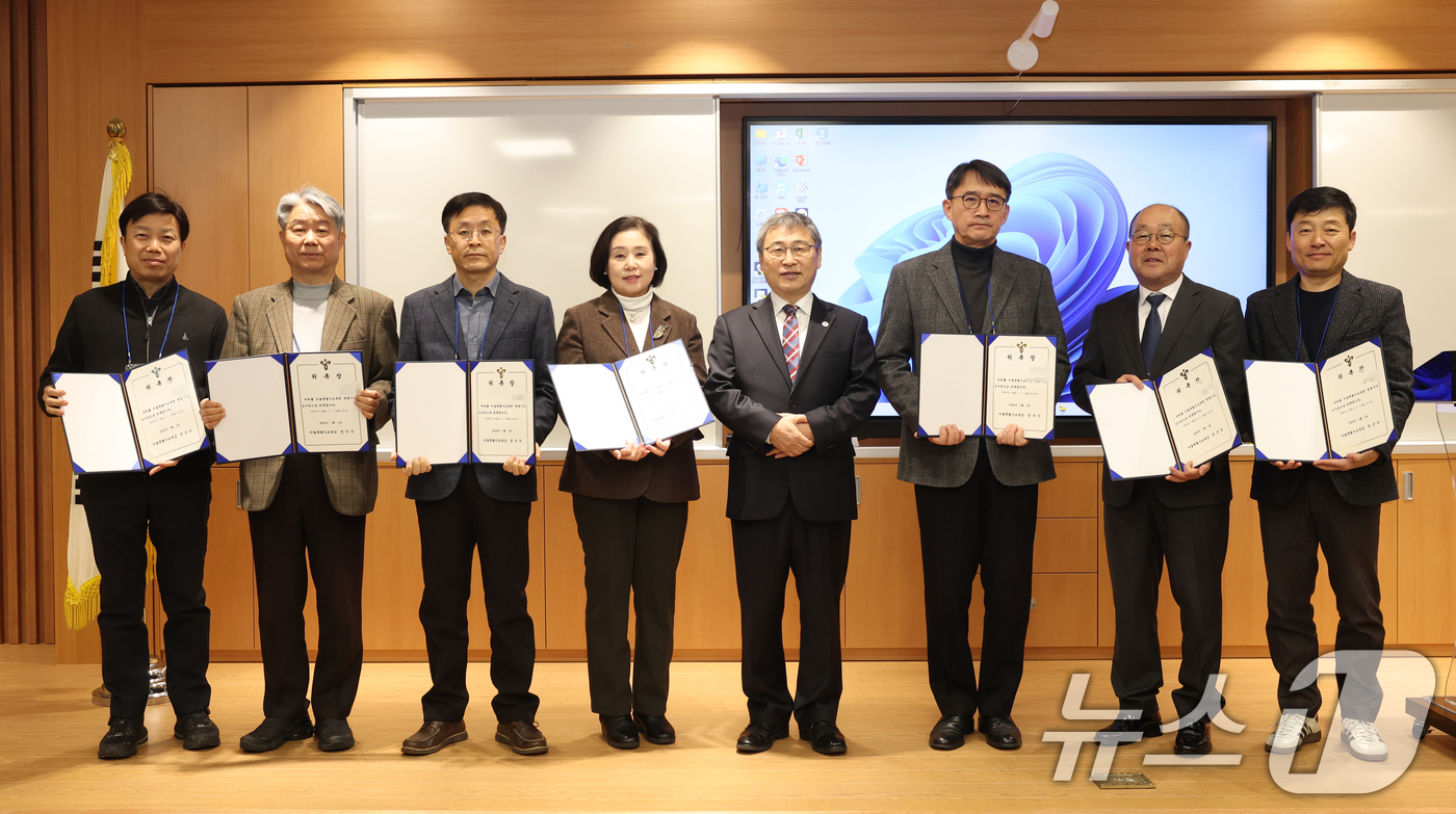 (서울=뉴스1) = 정근식 서울시교육감이 5일 서울 서초구 서울교육연수원에서 '서울시교육청 청렴시민감사관'에게 위촉장을 수여한 후 기념촬영하고 있다. (서울시교육청 제공) 2025 …