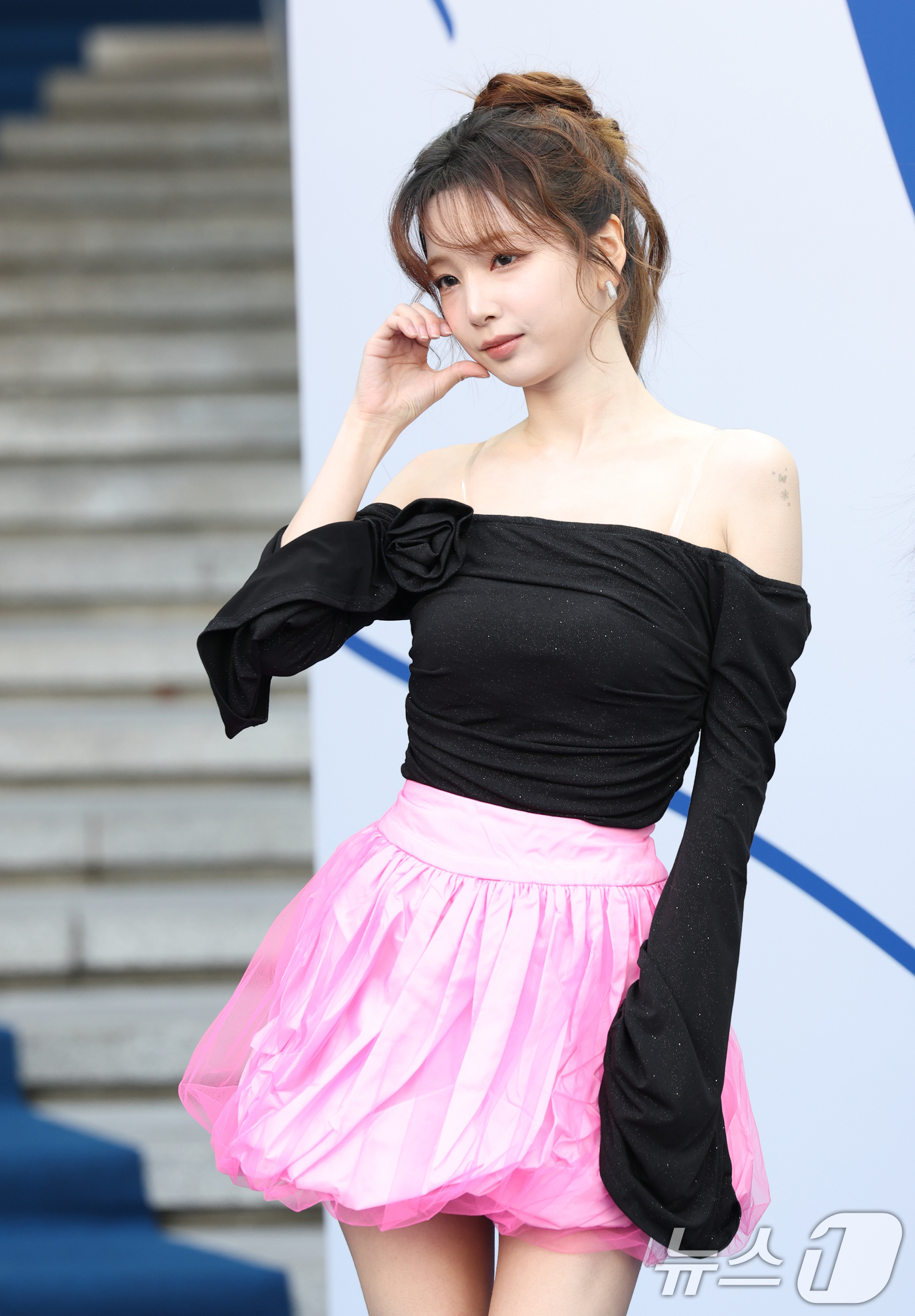 (서울=뉴스1) 권현진 기자 = 로켓펀치 연희가 5일 서울 중구 동대문디자인플라자(DDP)에서 열린 ‘2025 F/W서울패션위크’ '한나신' 패션쇼에 참석해 포즈를 취하고 있다. …