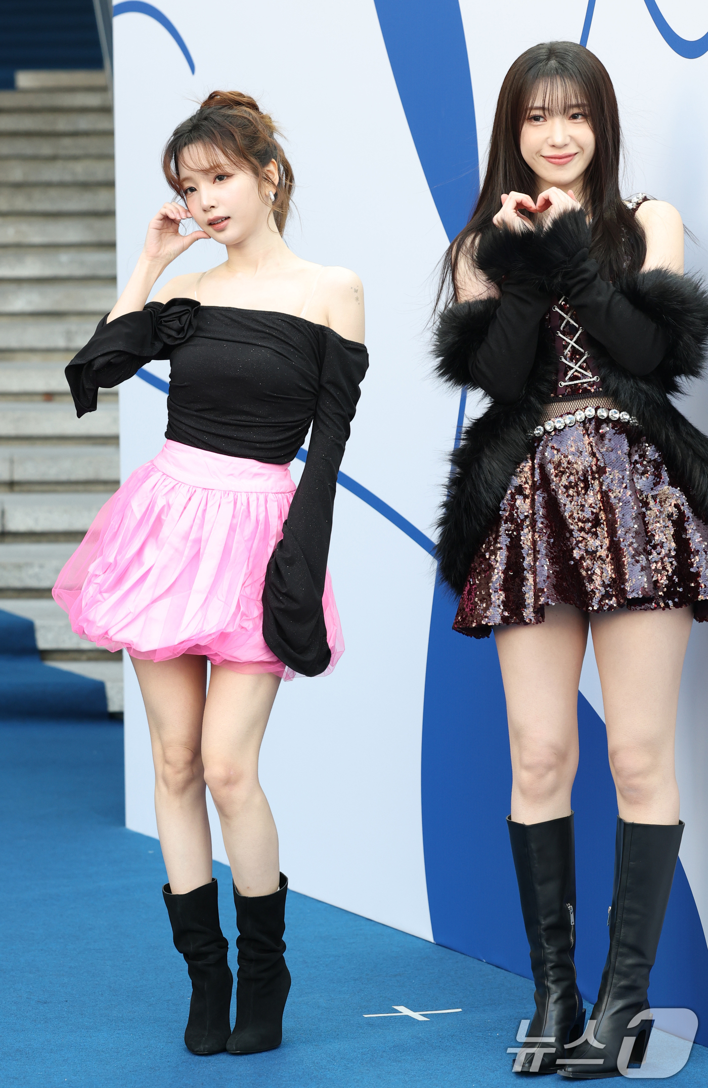 (서울=뉴스1) 권현진 기자 = 로켓펀치 연희와 수윤(오른쪽)이 5일 서울 중구 동대문디자인플라자(DDP)에서 열린 ‘2025 F/W서울패션위크’ '한나신' 패션쇼에 참석해 포즈를 …