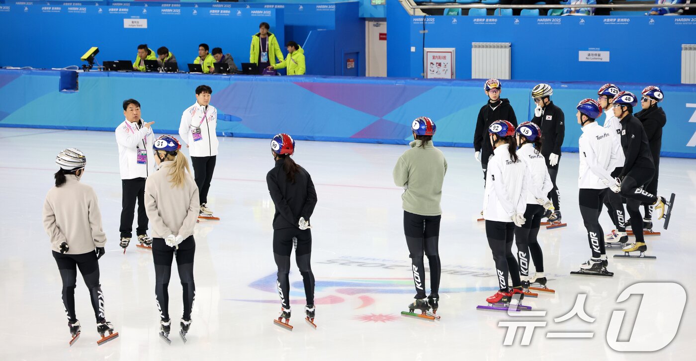 본문 이미지 - 윤재명 대한민국 쇼트트랙 대표팀 감독이 5일 제9회 하얼빈 동계 아시안게임을 앞두고 중국 헤이룽장성 하얼빈 빙상훈련센터 다목적홀에서 훈련하기 앞서 선수들에게 발언하고 있다. 2025.2.5/뉴스1 ⓒ News1 이승배 기자
