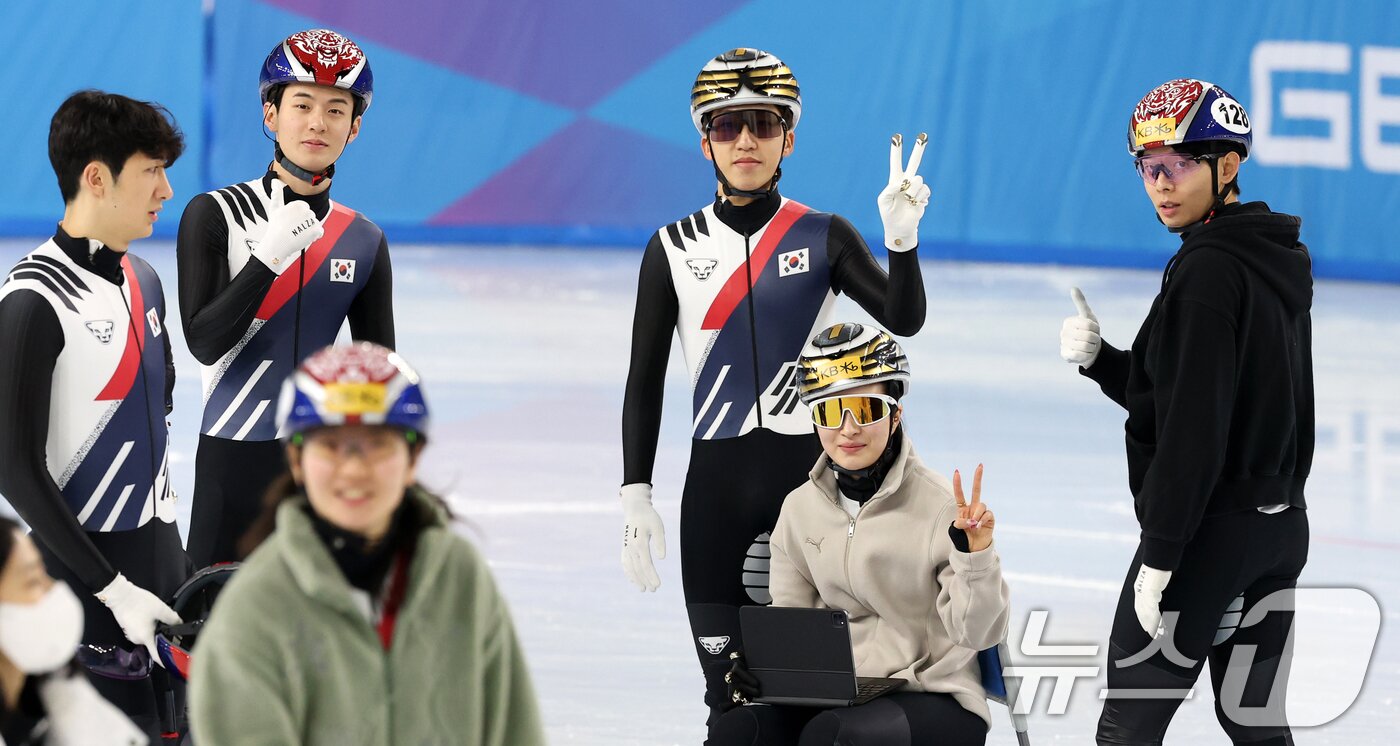 본문 이미지 - 대한민국 쇼트트랙 대표팀이 5일 제9회 하얼빈 동계 아시안게임을 앞두고 중국 헤이룽장성 하얼빈 빙상훈련센터 다목적홀에서 훈련중 취재진에게 포즈를 취하고 있다. 2025.2.5/뉴스1 ⓒ News1 이승배 기자