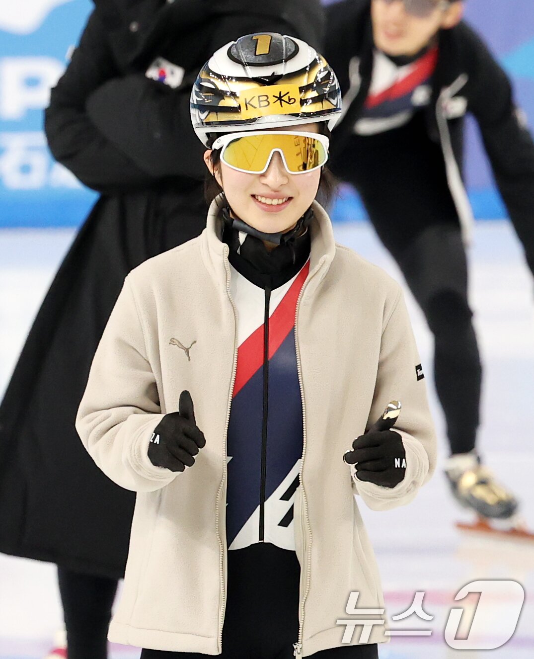 본문 이미지 - 대한민국 쇼트트랙 대표팀 김길리가 5일 제9회 하얼빈 동계 아시안게임을 앞두고 중국 헤이룽장성 하얼빈 빙상훈련센터 다목적홀에서 훈련중 취재진에게 포즈를 취하고 있다. 2025.2.5/뉴스1 ⓒ News1 이승배 기자