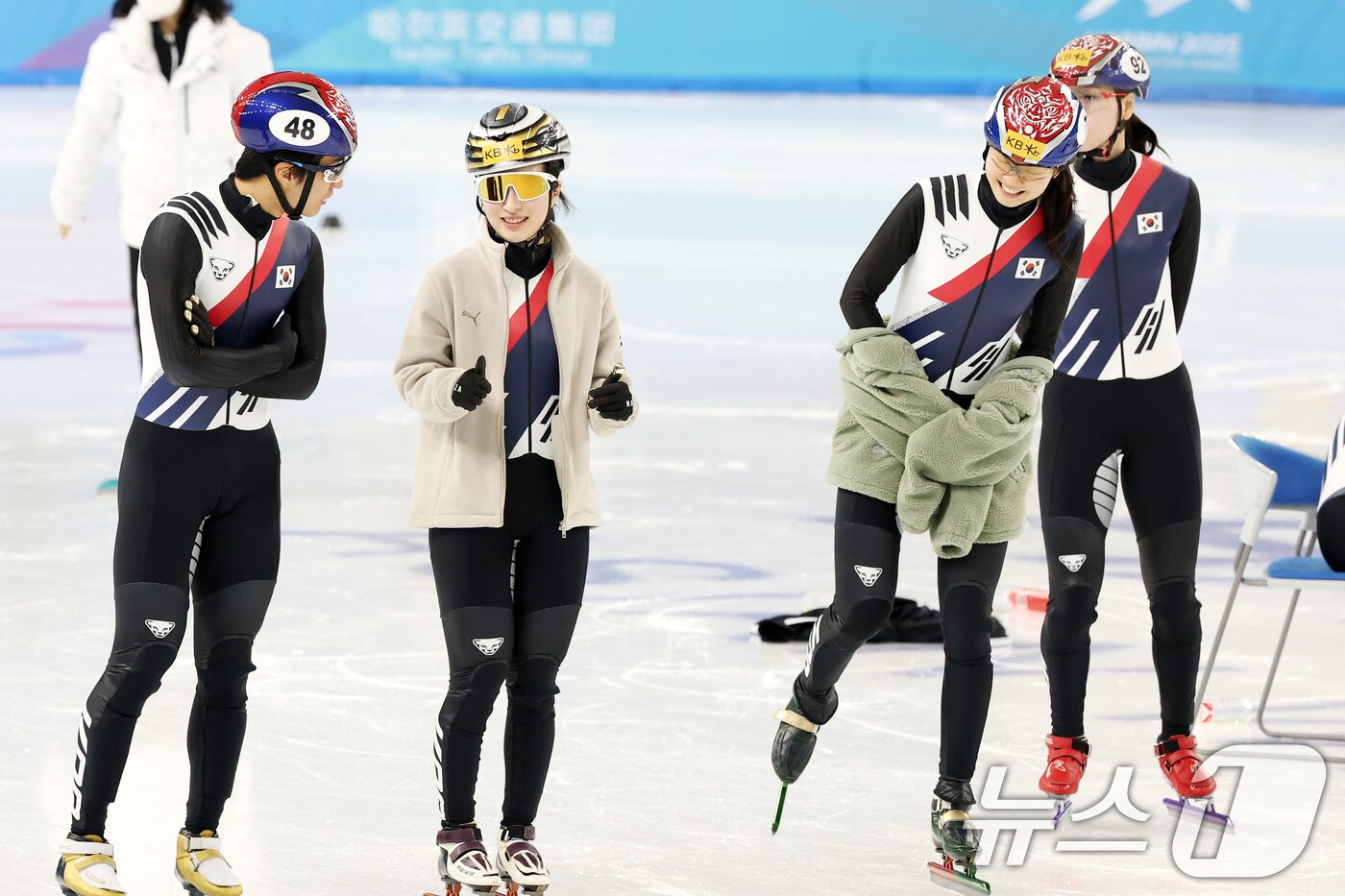 본문 이미지 - 대한민국 쇼트트랙 대표팀 김길리가 5일 제9회 하얼빈 동계 아시안게임을 앞두고 중국 헤이룽장성 하얼빈 빙상훈련센터 다목적홀에서 훈련하며 취재진에게 포즈를 취하자 심석희가 웃음 짓고 있다. 2025.2.5/뉴스1 ⓒ News1 이승배 기자