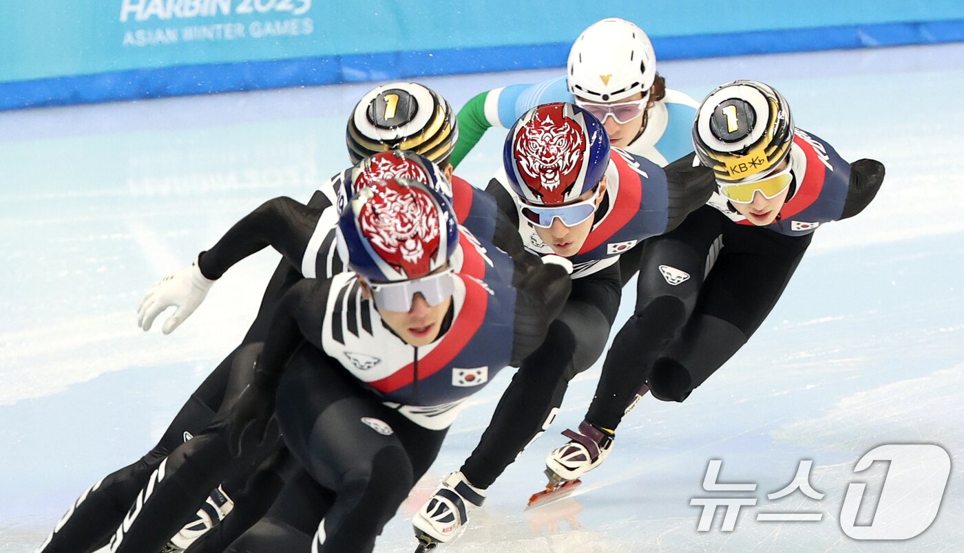 본문 이미지 - 대한민국 쇼트트랙 대표팀이 5일 제9회 하얼빈 동계 아시안게임을 앞두고 중국 헤이룽장성 하얼빈 빙상훈련센터 다목적홀에서 훈련하고 있다. 2025.2.5/뉴스1 ⓒ News1 이승배 기자