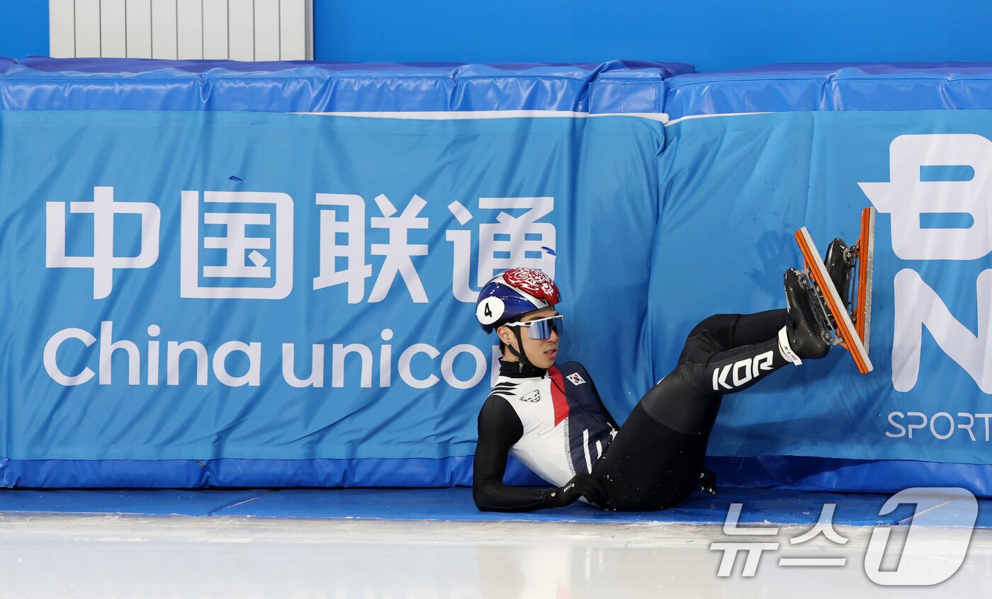 본문 이미지 - 대한민국 쇼트트랙 대표팀 김건우가 5일 제9회 하얼빈 동계 아시안게임을 앞두고 중국 헤이룽장성 하얼빈 빙상훈련센터 다목적홀에서 훈련 중 넘어지고 있다. 2025.2.5/뉴스1 ⓒ News1 이승배 기자