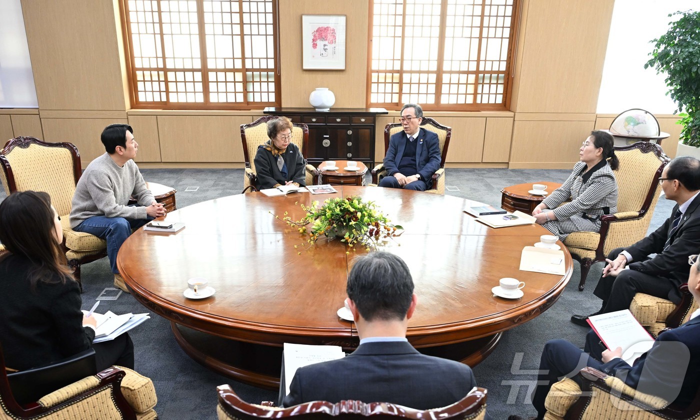 (서울=뉴스1) = 조태열 외교부장관이 5일 오후 서울 종로구 외교부청사에서 납북자·국군포로 단체 대표들과 북한 내 억류자 가족을 접견하고 있다. (외교부 제공)  2025.2.5 …