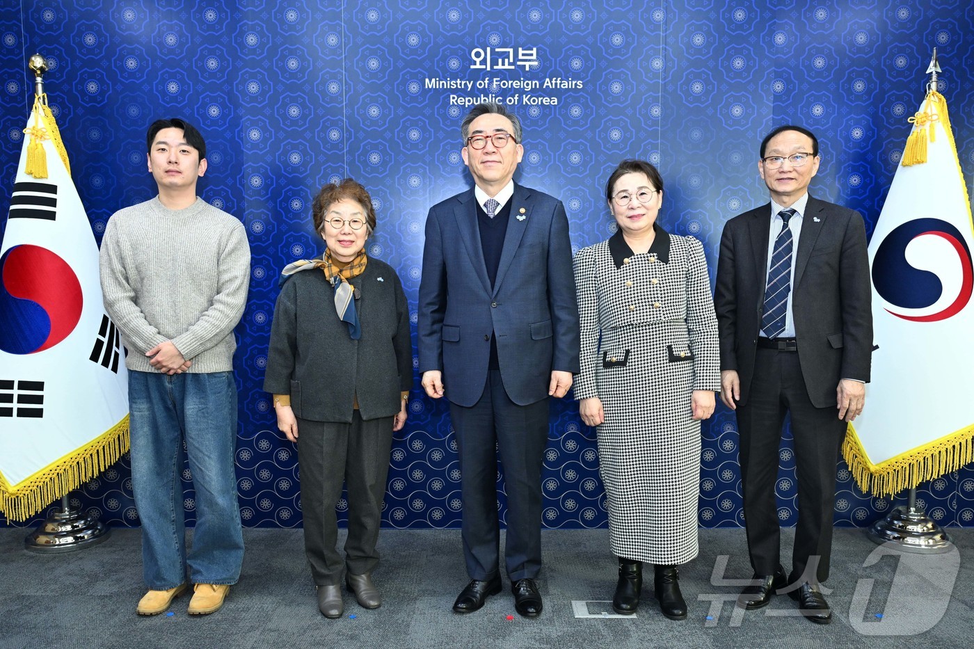(서울=뉴스1) = 조태열 외교부장관이 5일 오후 서울 종로구 외교부청사에서 납북자·국군포로 단체 대표들과 북한 내 억류자 가족과 기념촬영을 하고 있다. (외교부 제공)  2025 …